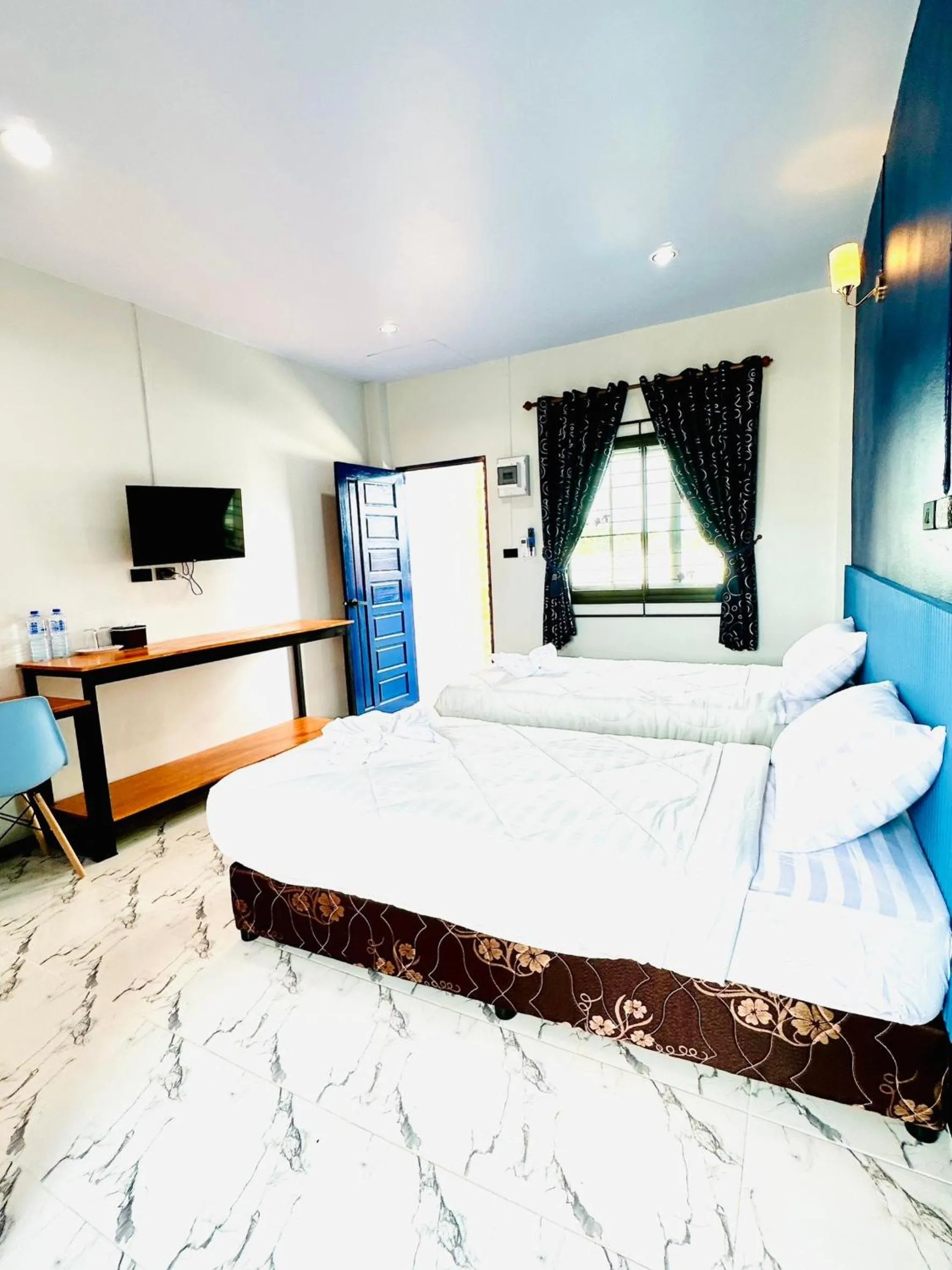 Communal lounge/ TV room in Art Nara Hotel อาร์ตนรารีสอร์ท