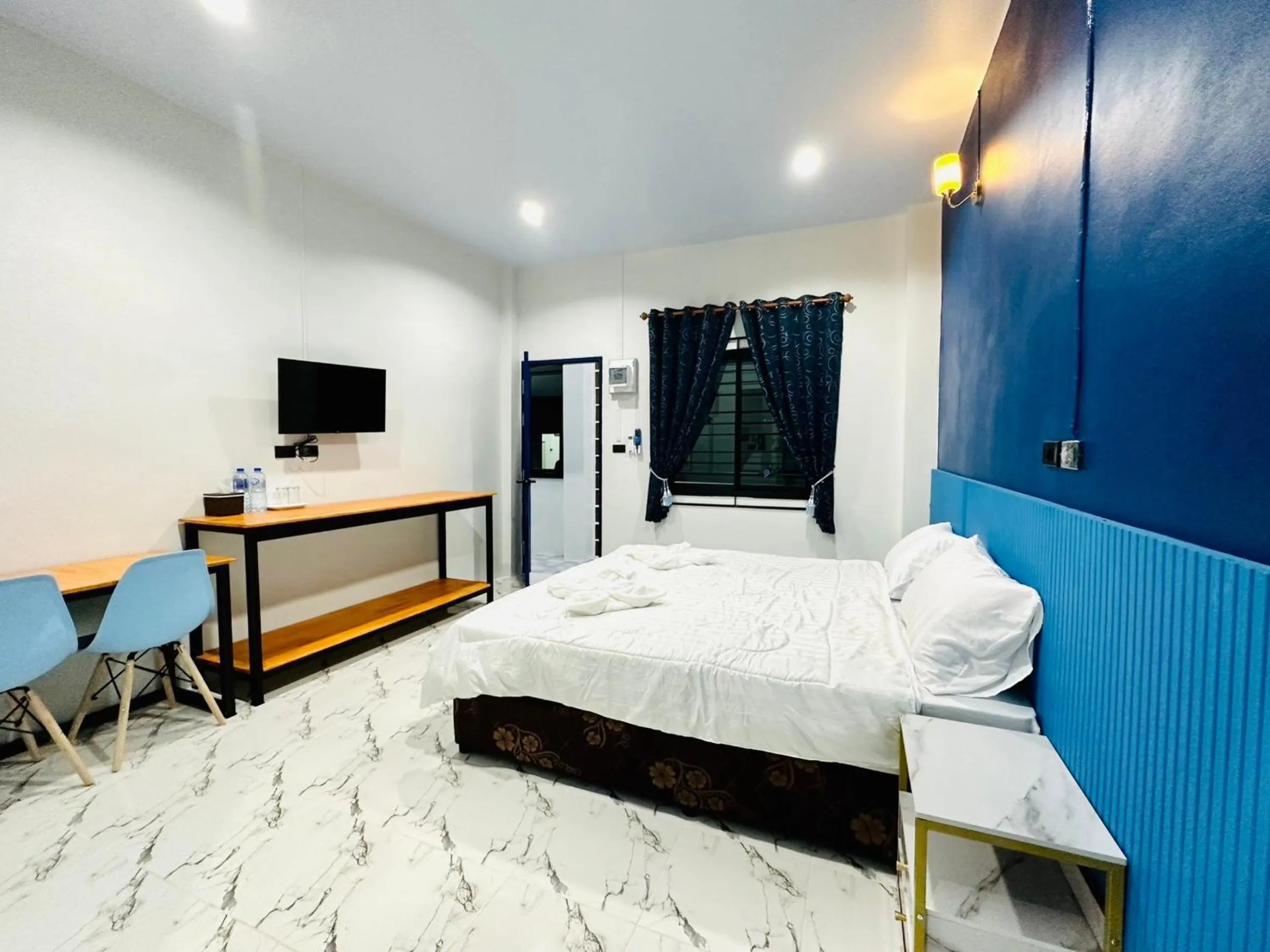 Communal lounge/ TV room in Art Nara Hotel อาร์ตนรารีสอร์ท