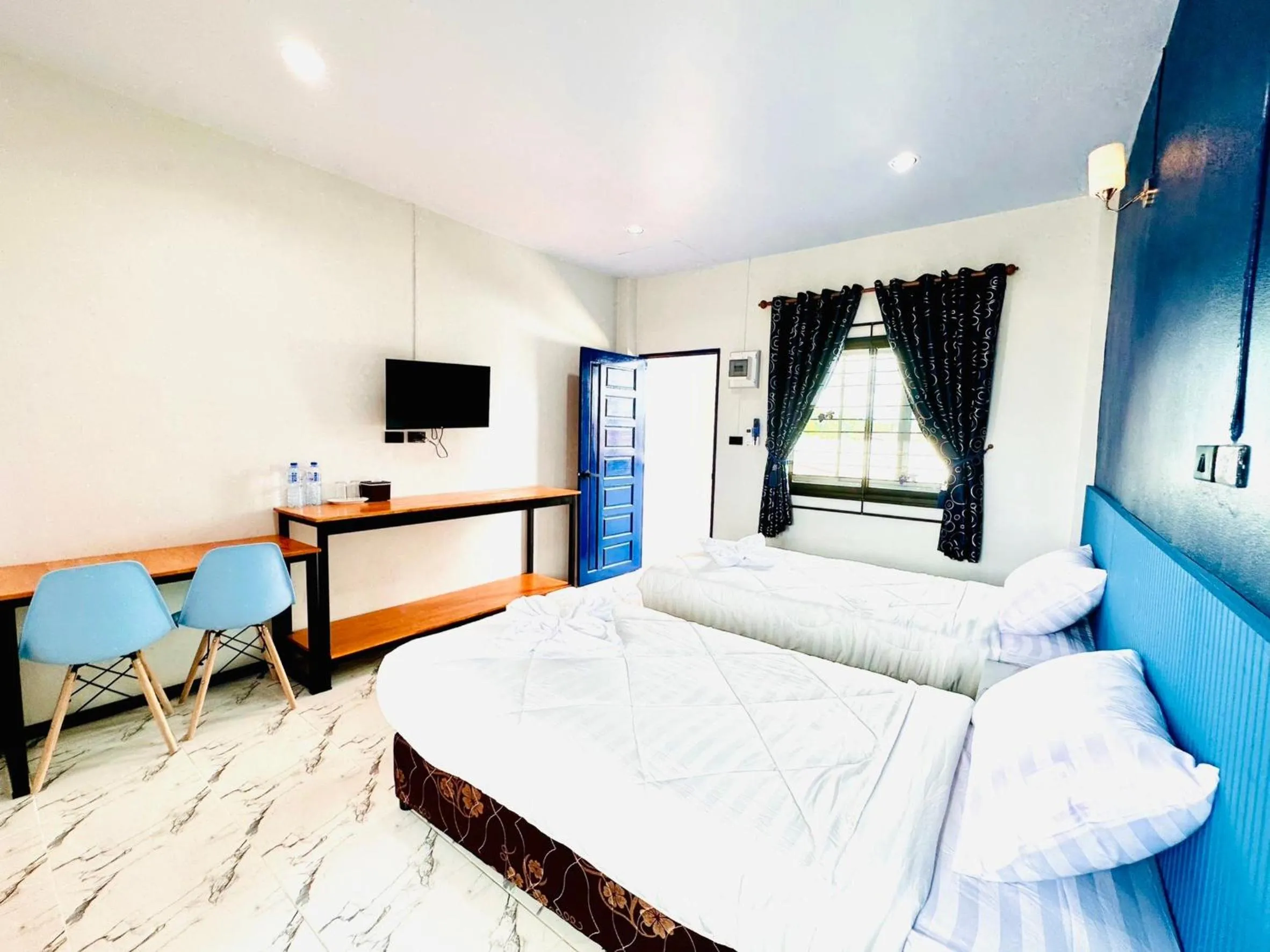 Communal lounge/ TV room in Art Nara Hotel อาร์ตนรารีสอร์ท