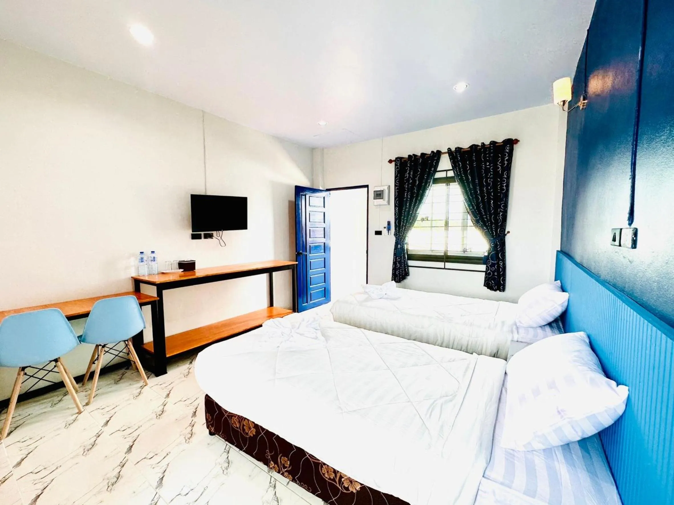 Communal lounge/ TV room in Art Nara Hotel อาร์ตนรารีสอร์ท