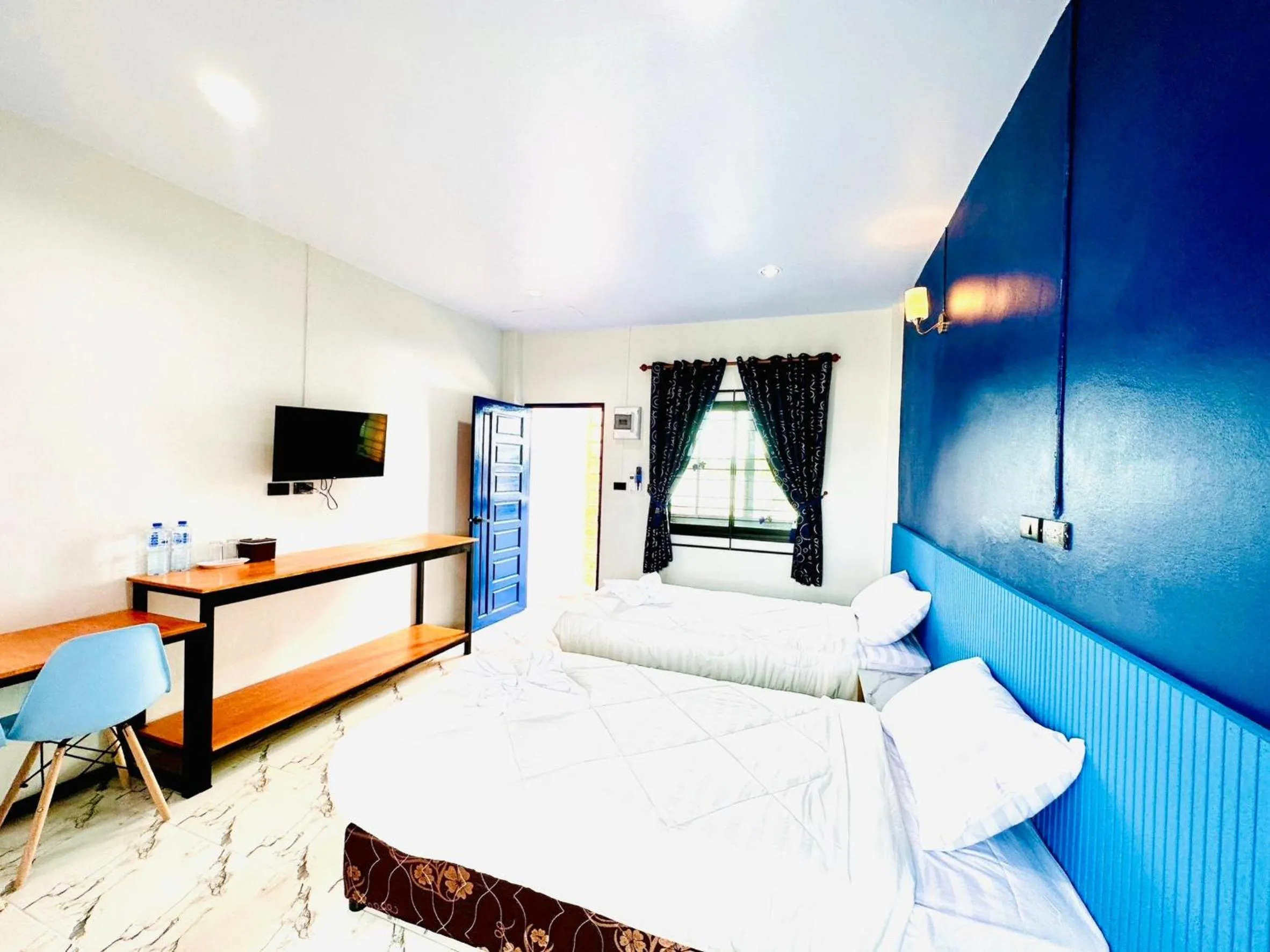 Communal lounge/ TV room in Art Nara Hotel อาร์ตนรารีสอร์ท