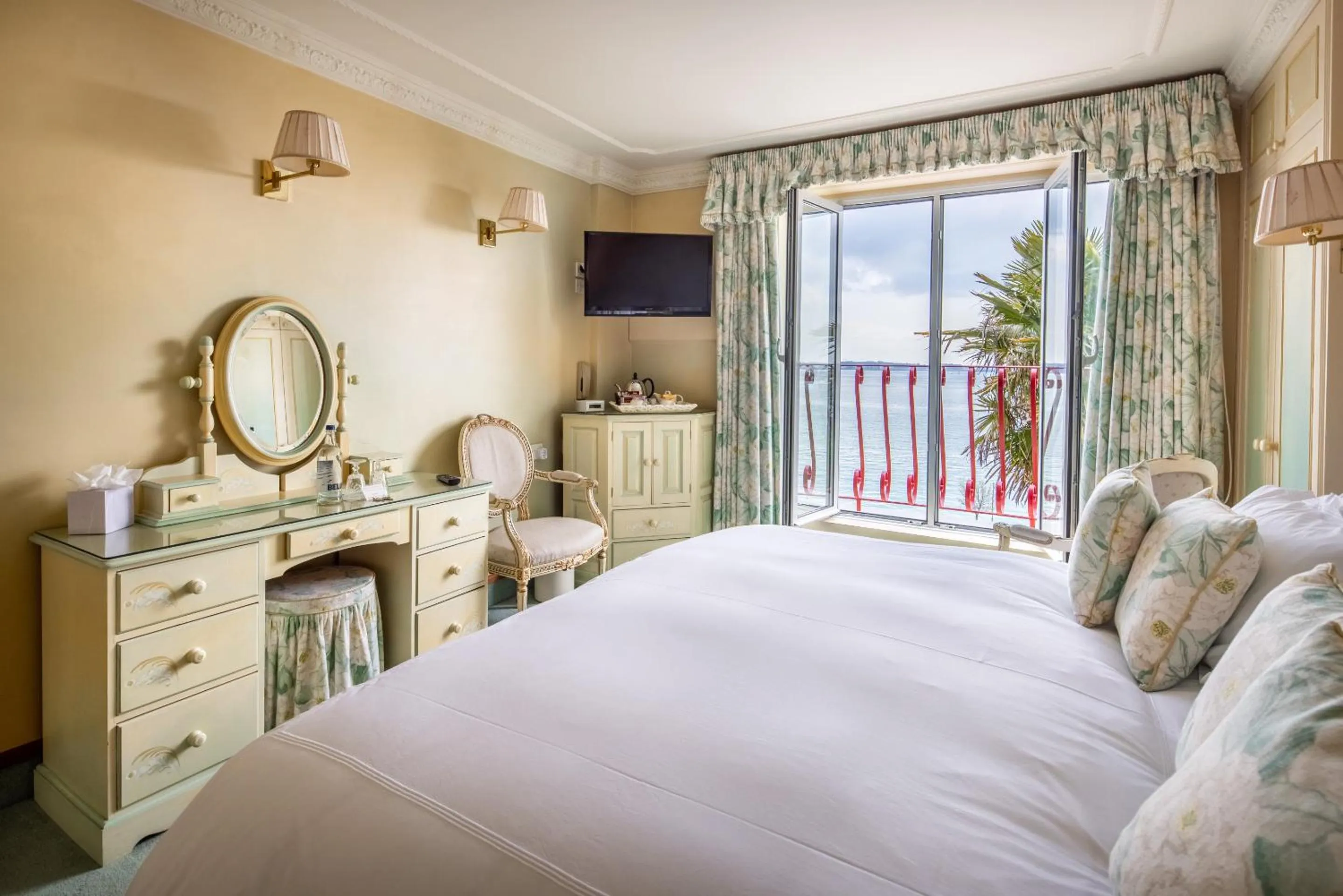 Bedroom, Bed in The Panorama