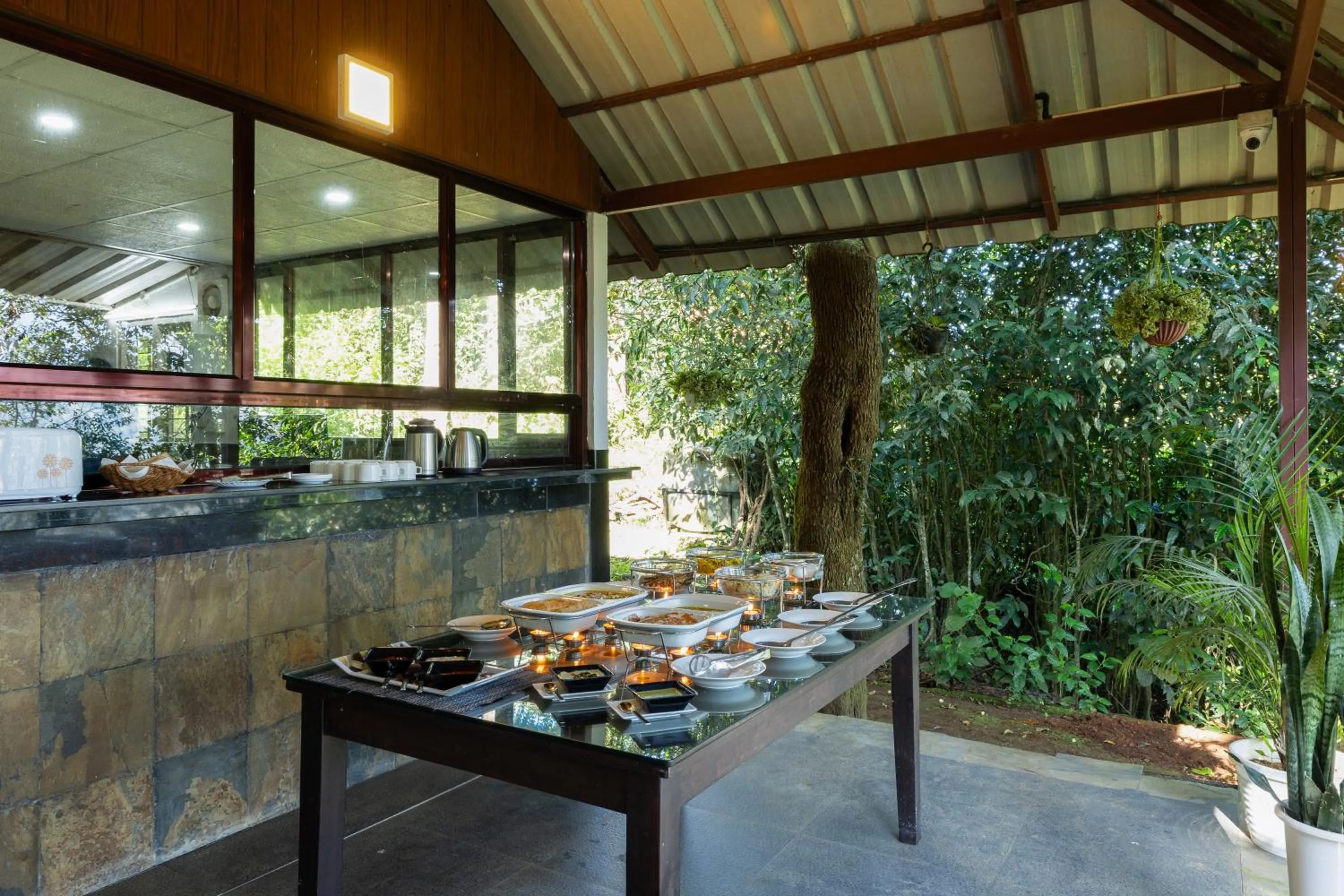 Restaurant/places to eat in Avadale Munnar (Stag Groups Not Allowed)