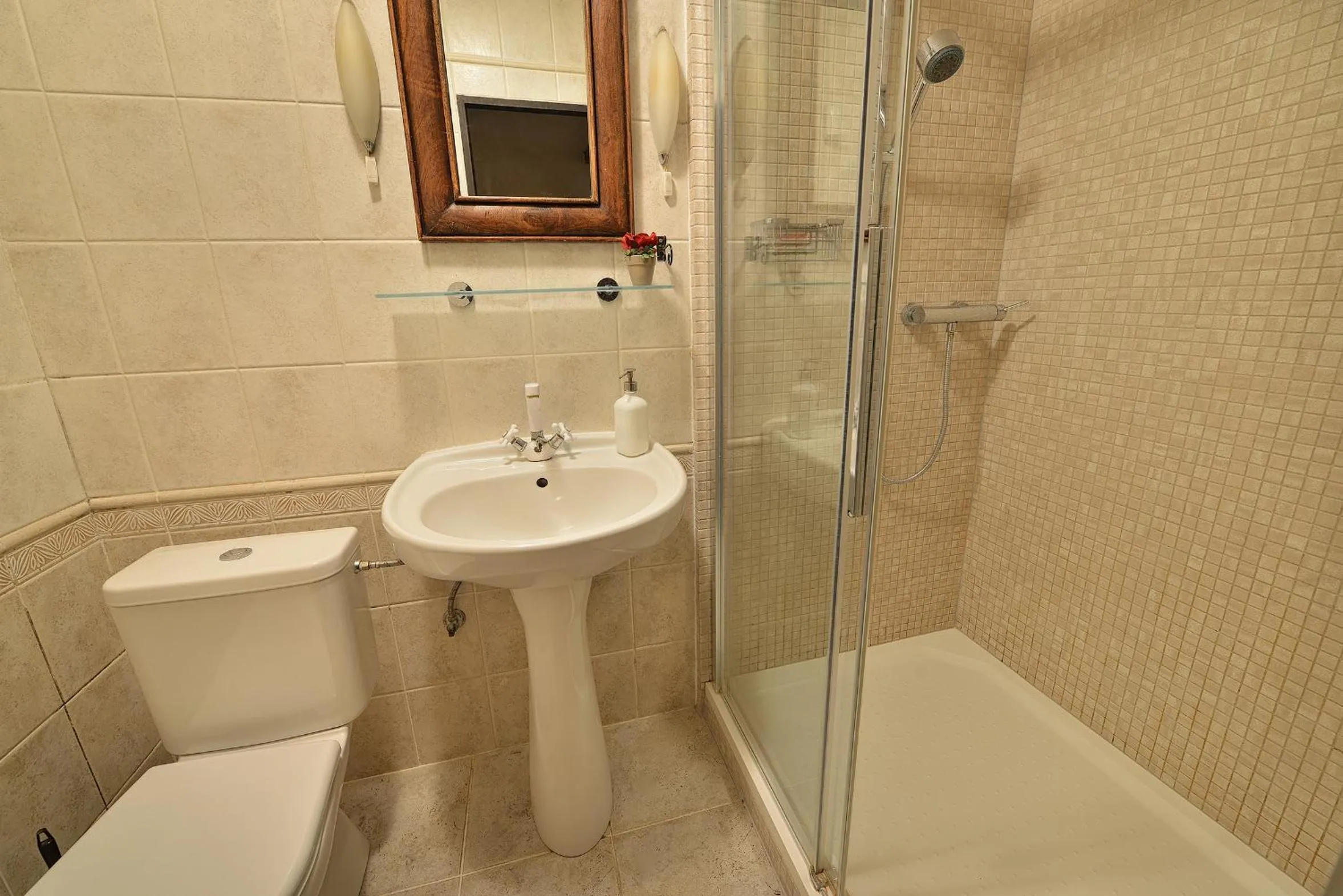 Bathroom in Chateau Loucen Garden Retreat