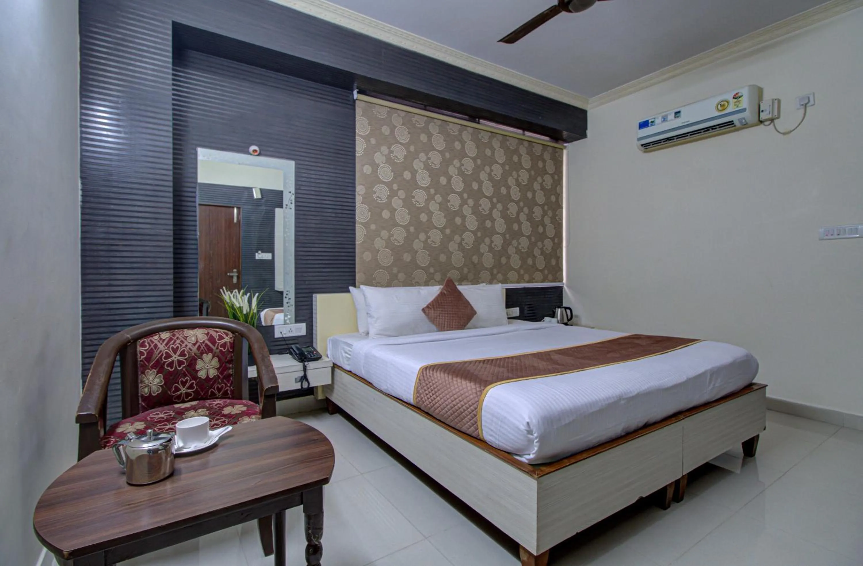 TV and multimedia, Bed in Hotel Royal Classio, Bangalore