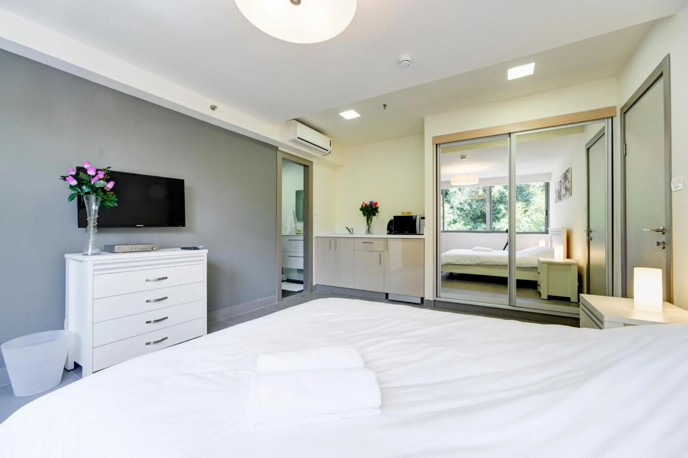 Photo of the whole room, Bed in Dizengoff Inn Apartments