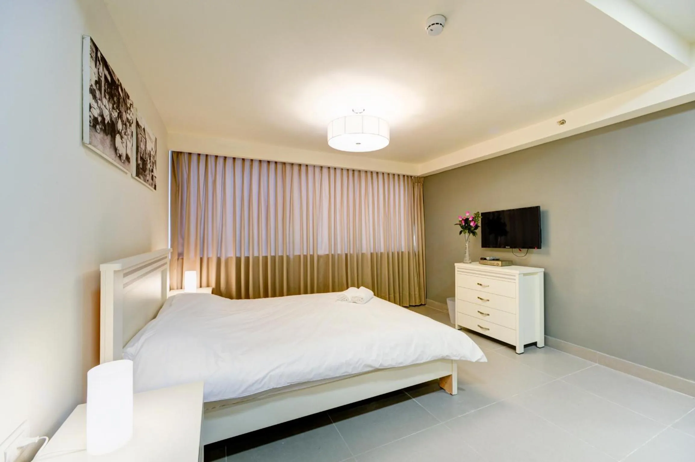 Photo of the whole room, Bed in Dizengoff Inn Apartments