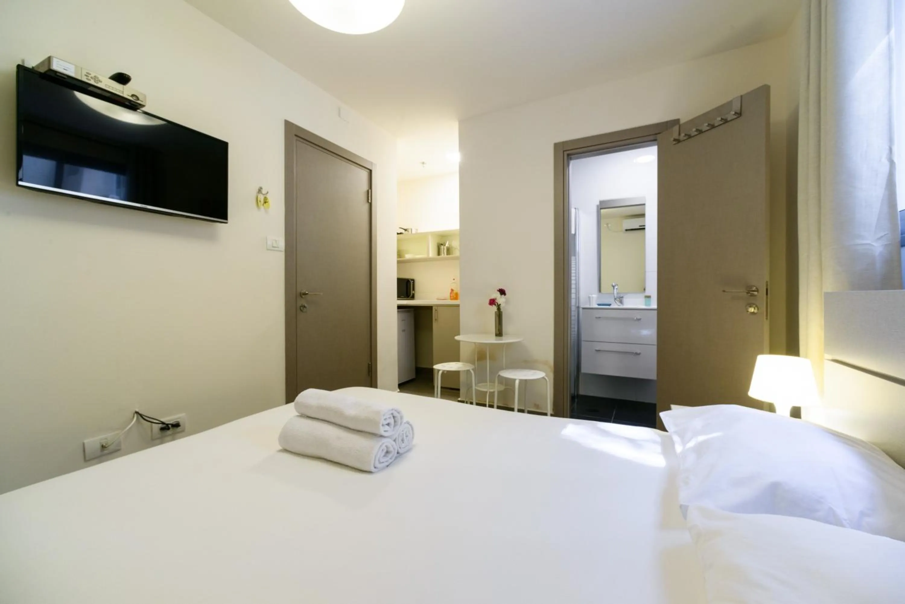 Bed in Dizengoff Inn Apartments
