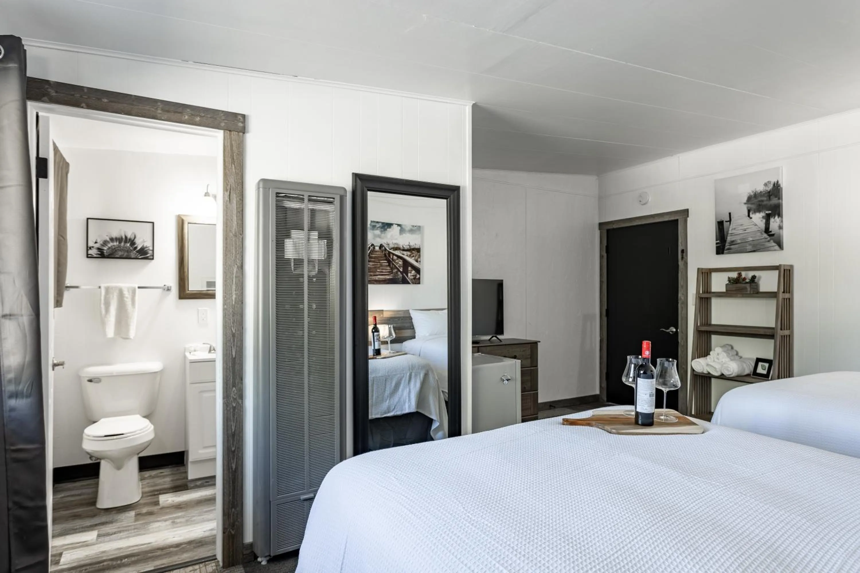 Photo of the whole room, Bed in Copperhead Lodge