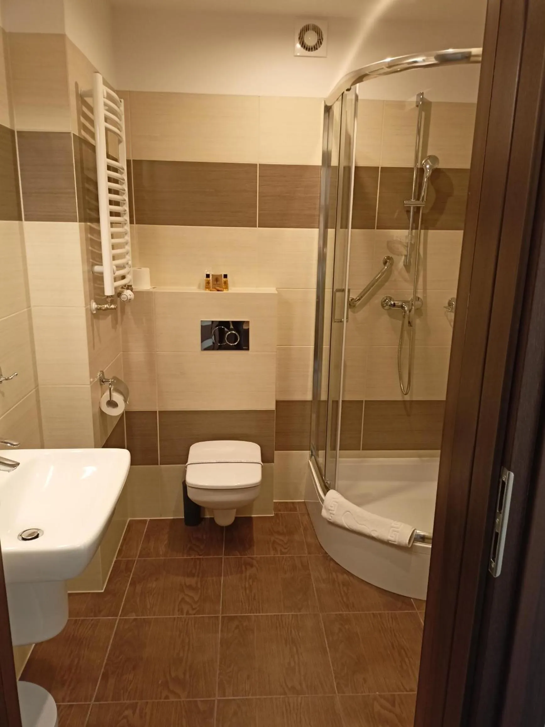 Shower in Hotel Gromada