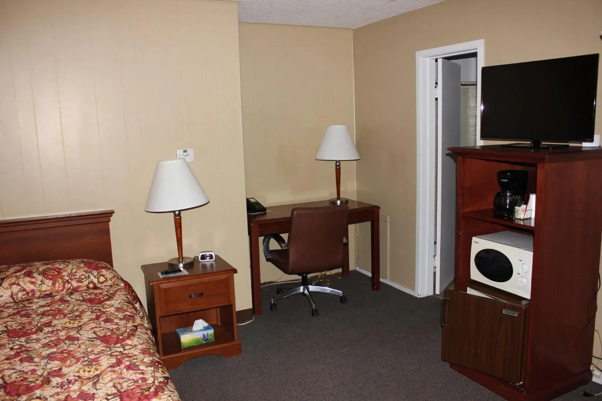 Budget Double Room in The Village Motel Budget Double Room in The Village Motel