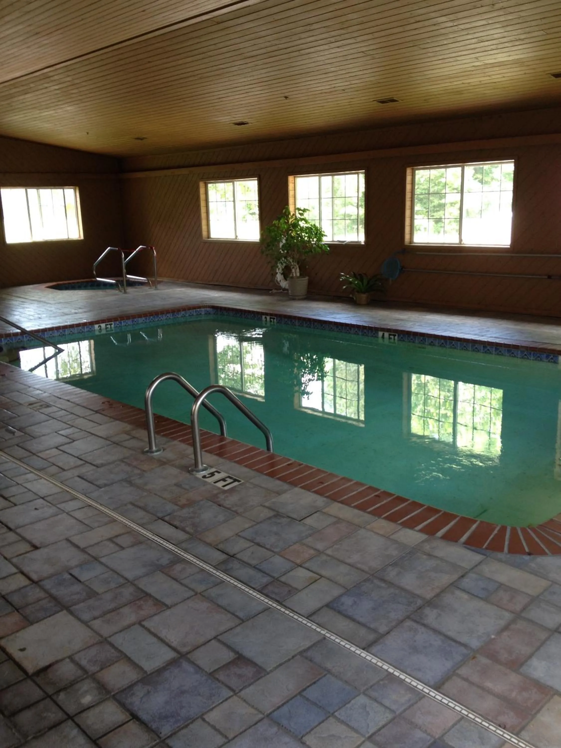 Swimming pool in Hunter Lodge