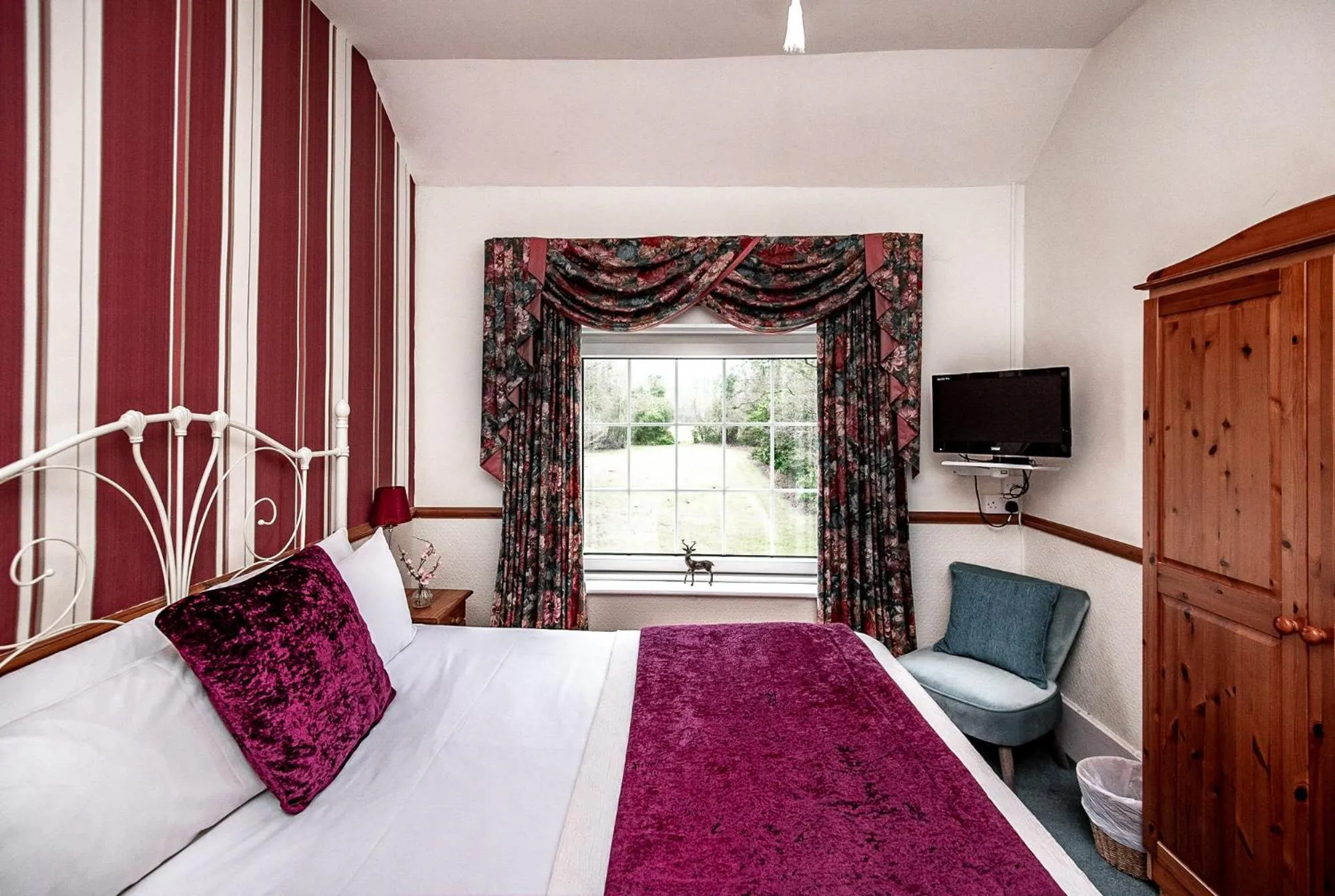 TV and multimedia, Bed in Trivelles Waterhall Country Gatwick Hotel & airport parking