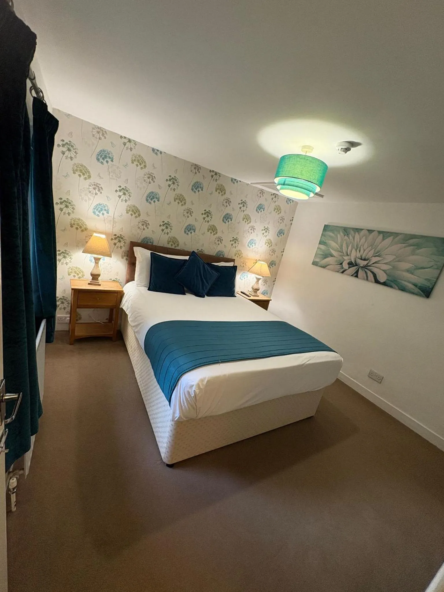 Bedroom, Bed in Trivelles Waterhall Country Gatwick Hotel & airport parking