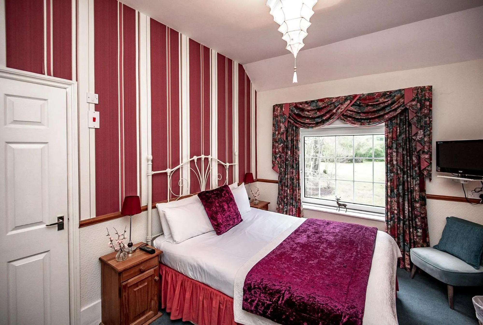 TV and multimedia, Bed in Trivelles Waterhall Country Gatwick Hotel & airport parking