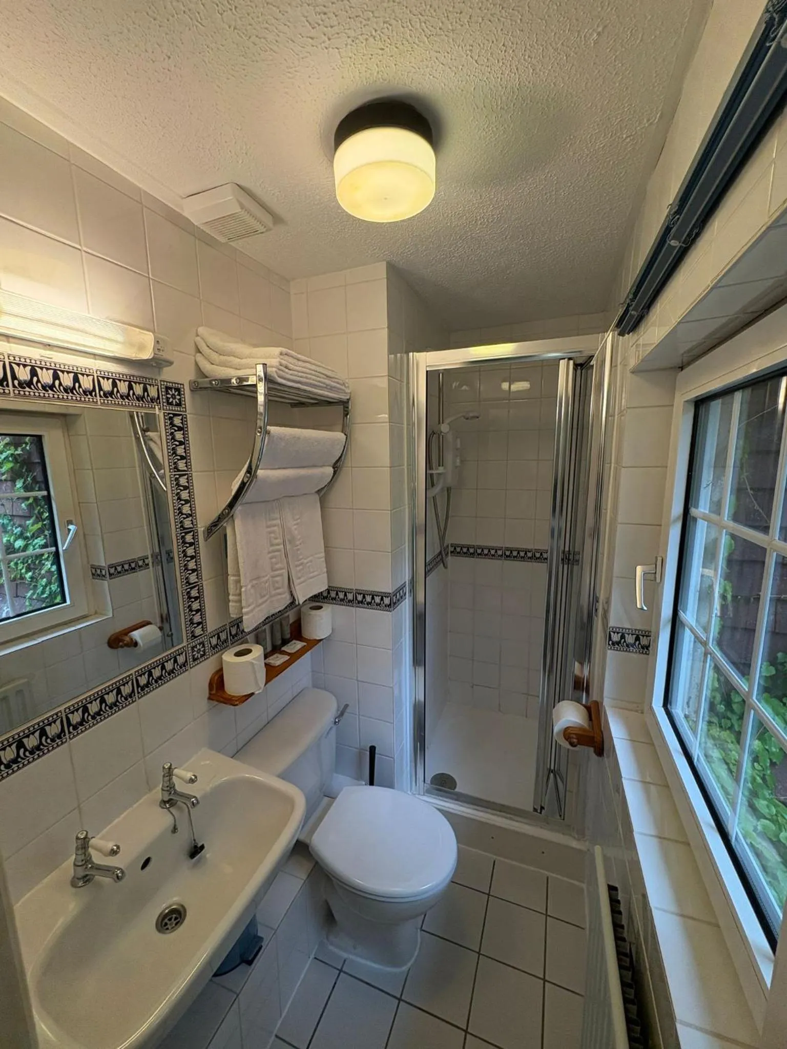 Bathroom in Trivelles Waterhall Country Gatwick Hotel & airport parking