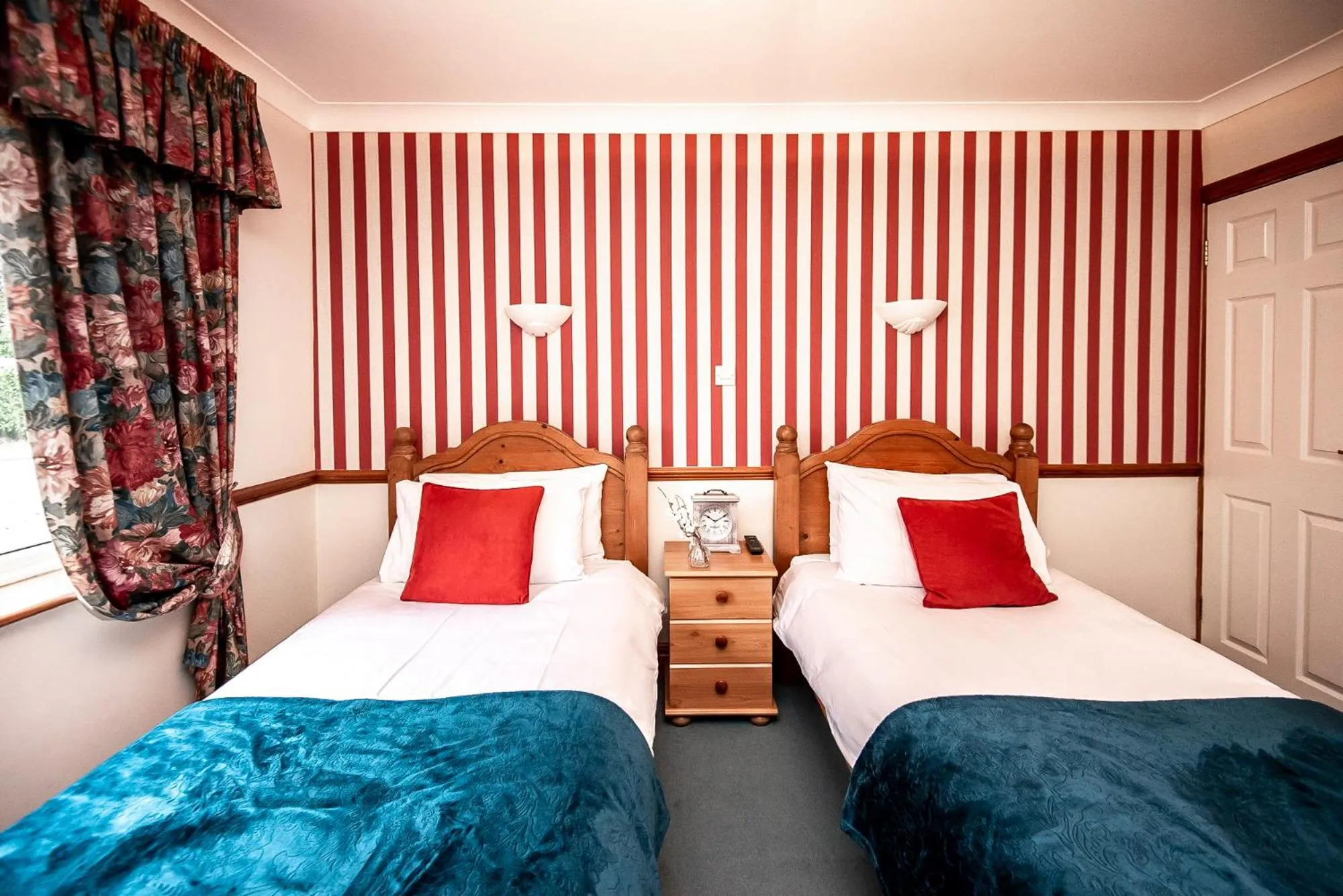 Bedroom, Bed in Trivelles Waterhall Country Gatwick Hotel & airport parking
