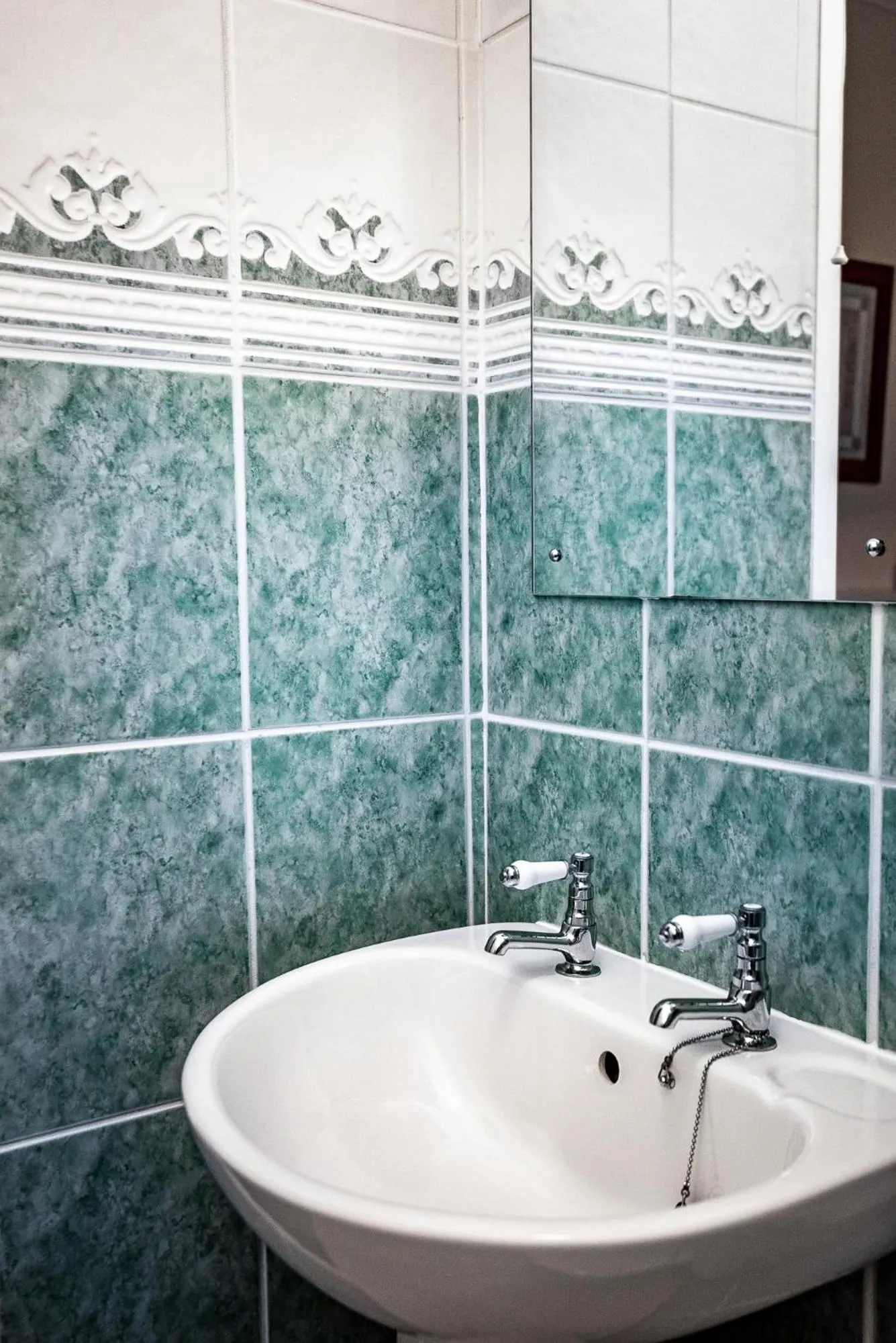 Bathroom in Trivelles Waterhall Country Gatwick Hotel & airport parking