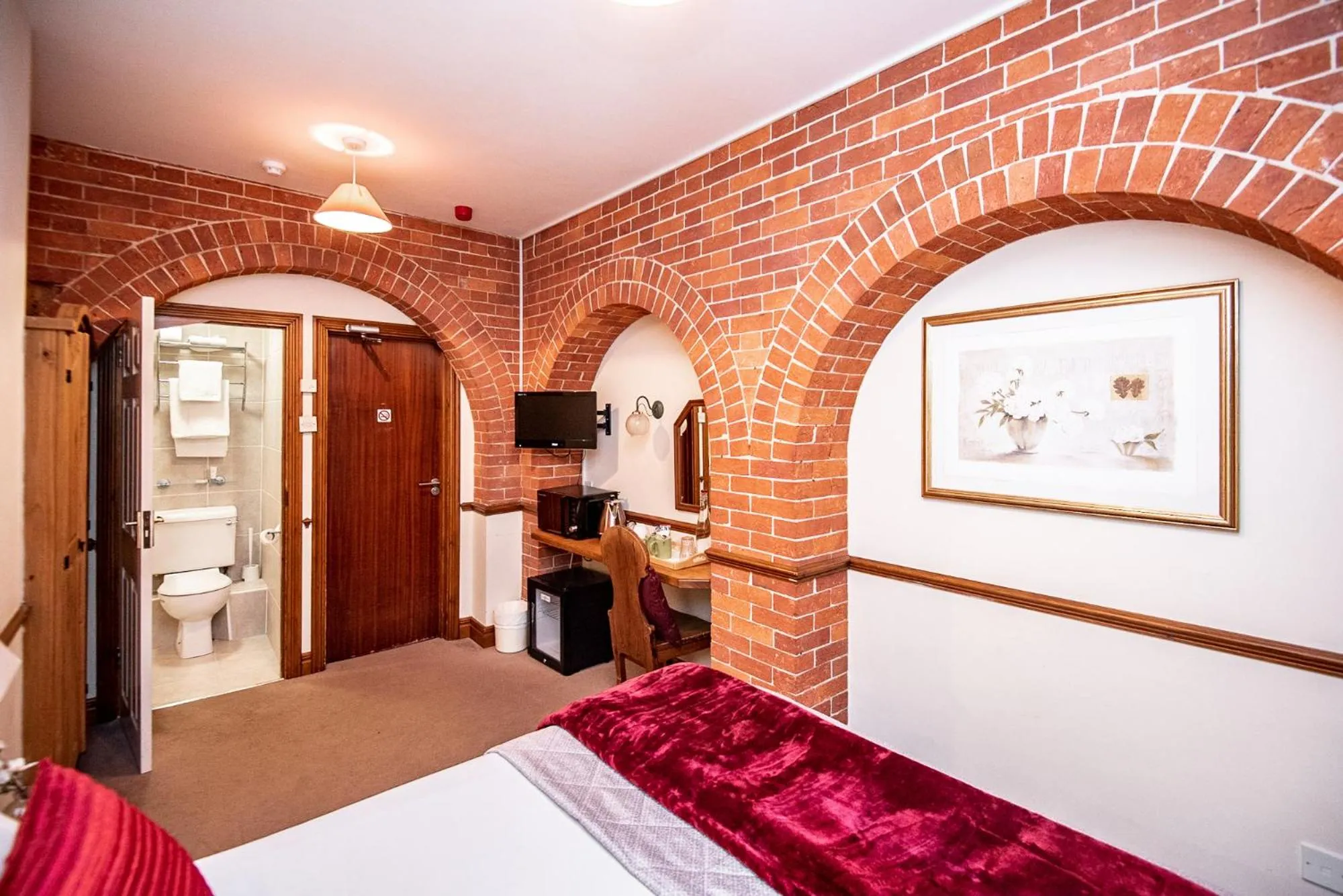 TV and multimedia, Bed in Trivelles Waterhall Country Gatwick Hotel & airport parking