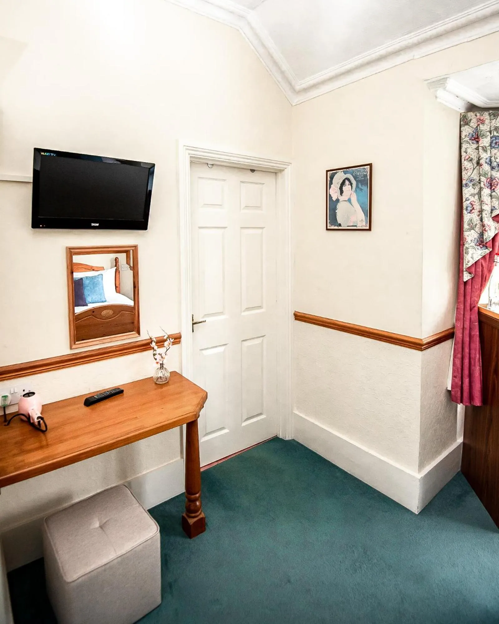 TV and multimedia in Trivelles Waterhall Country Gatwick Hotel & airport parking