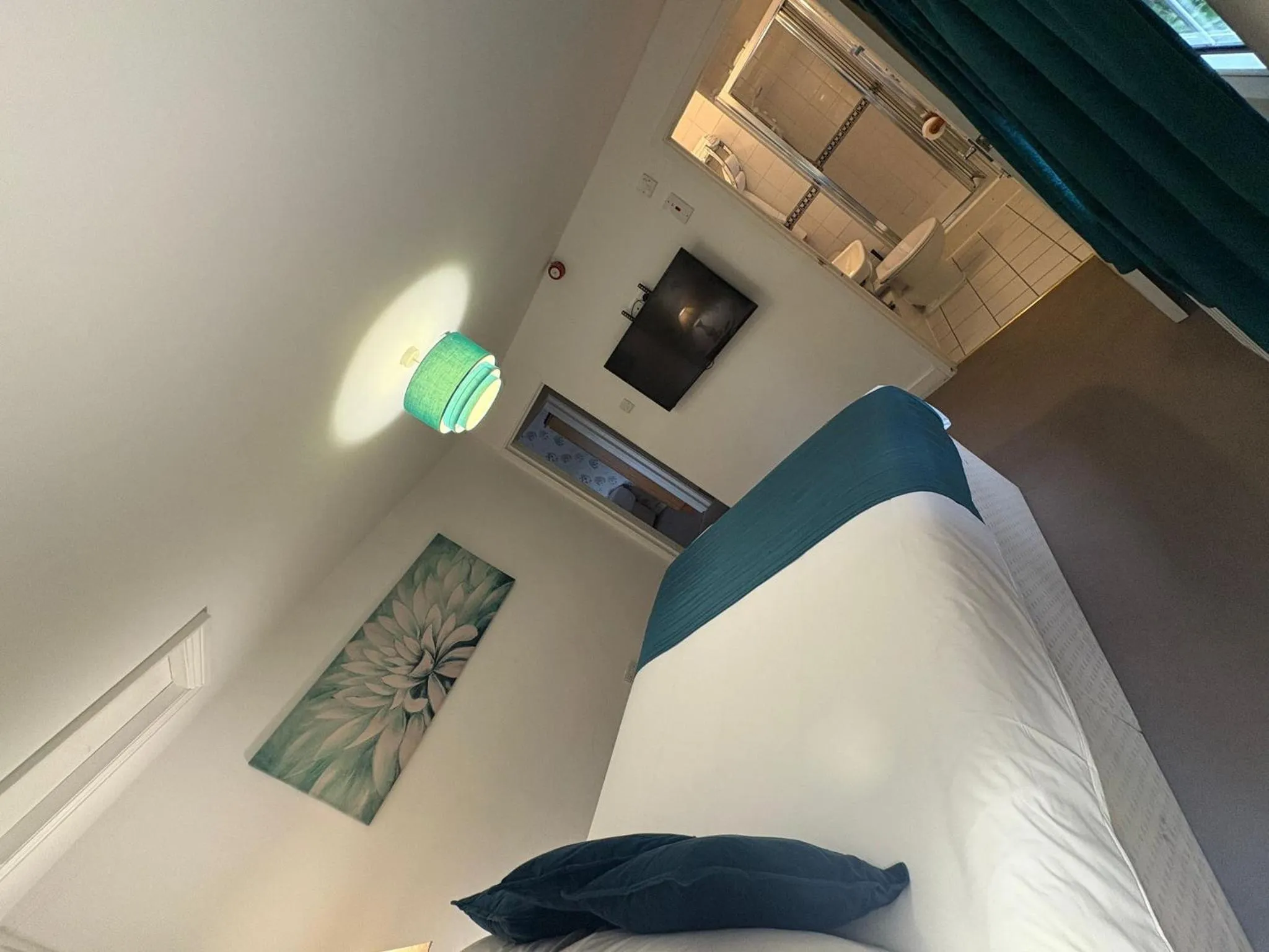 Bedroom, Bed in Trivelles Waterhall Country Gatwick Hotel & airport parking