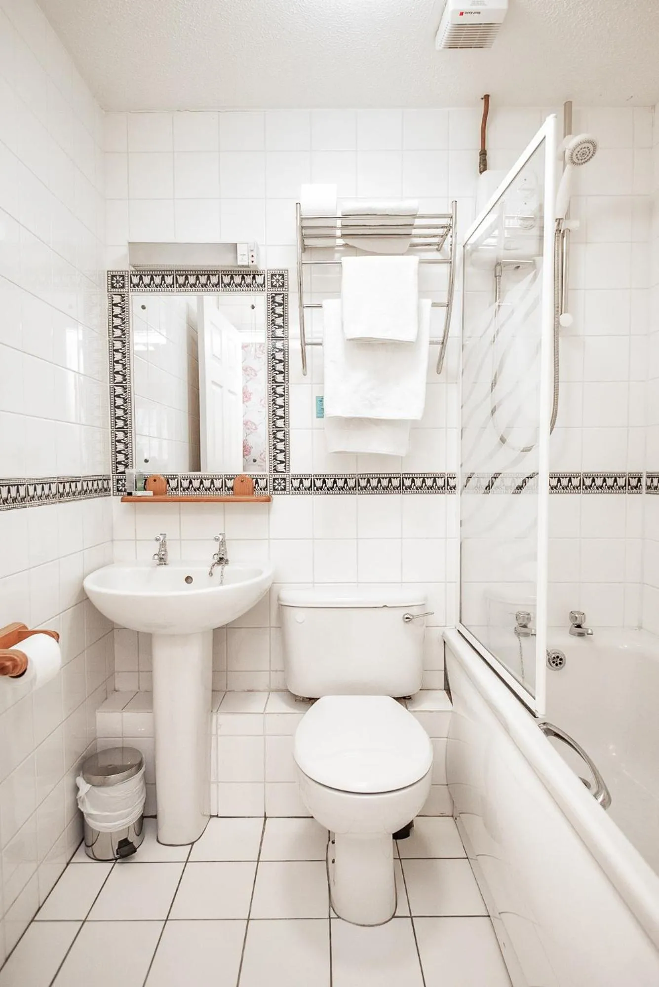 Shower in Trivelles Waterhall Country Gatwick Hotel & airport parking