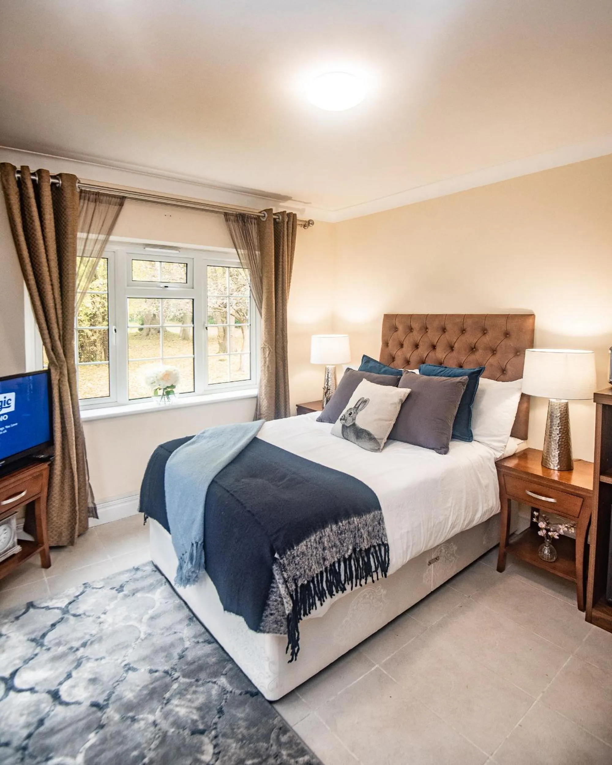 Bedroom, Bed in Trivelles Waterhall Country Gatwick Hotel & airport parking