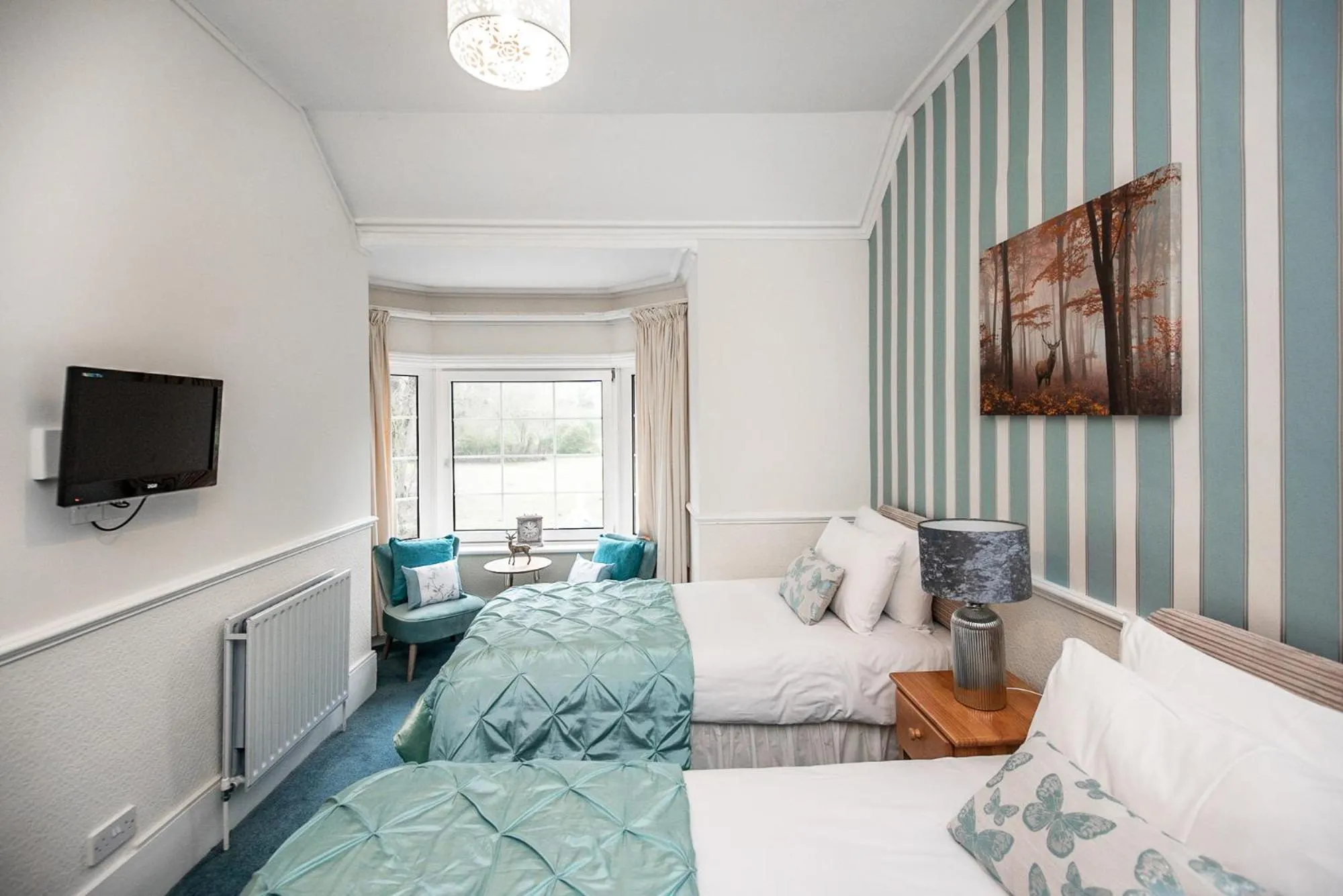 Seating area, Bed in Trivelles Waterhall Country Gatwick Hotel & airport parking