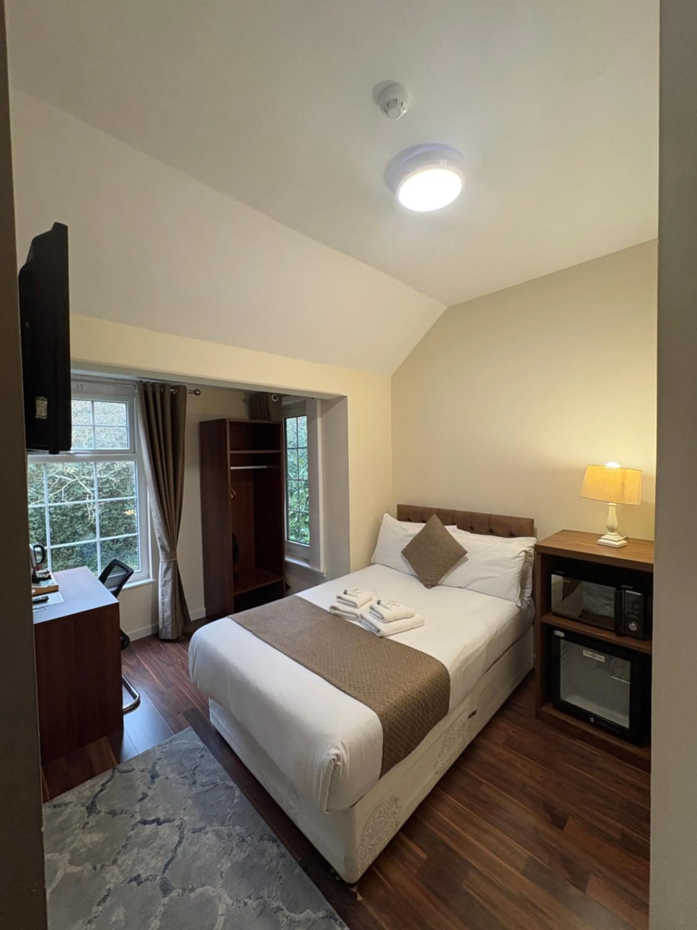 Photo of the whole room, Bed in Trivelles Waterhall Country Gatwick Hotel & airport parking