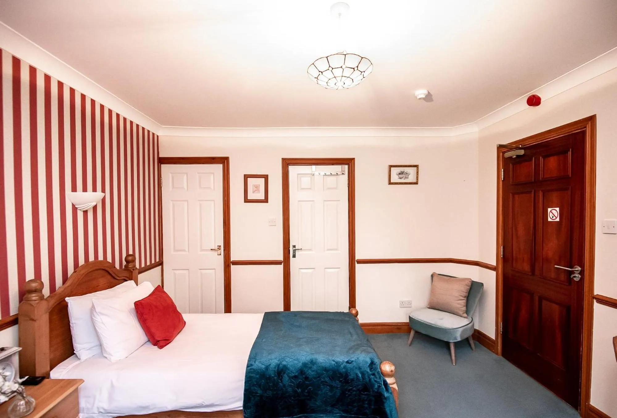 Photo of the whole room, Bed in Trivelles Waterhall Country Gatwick Hotel & airport parking