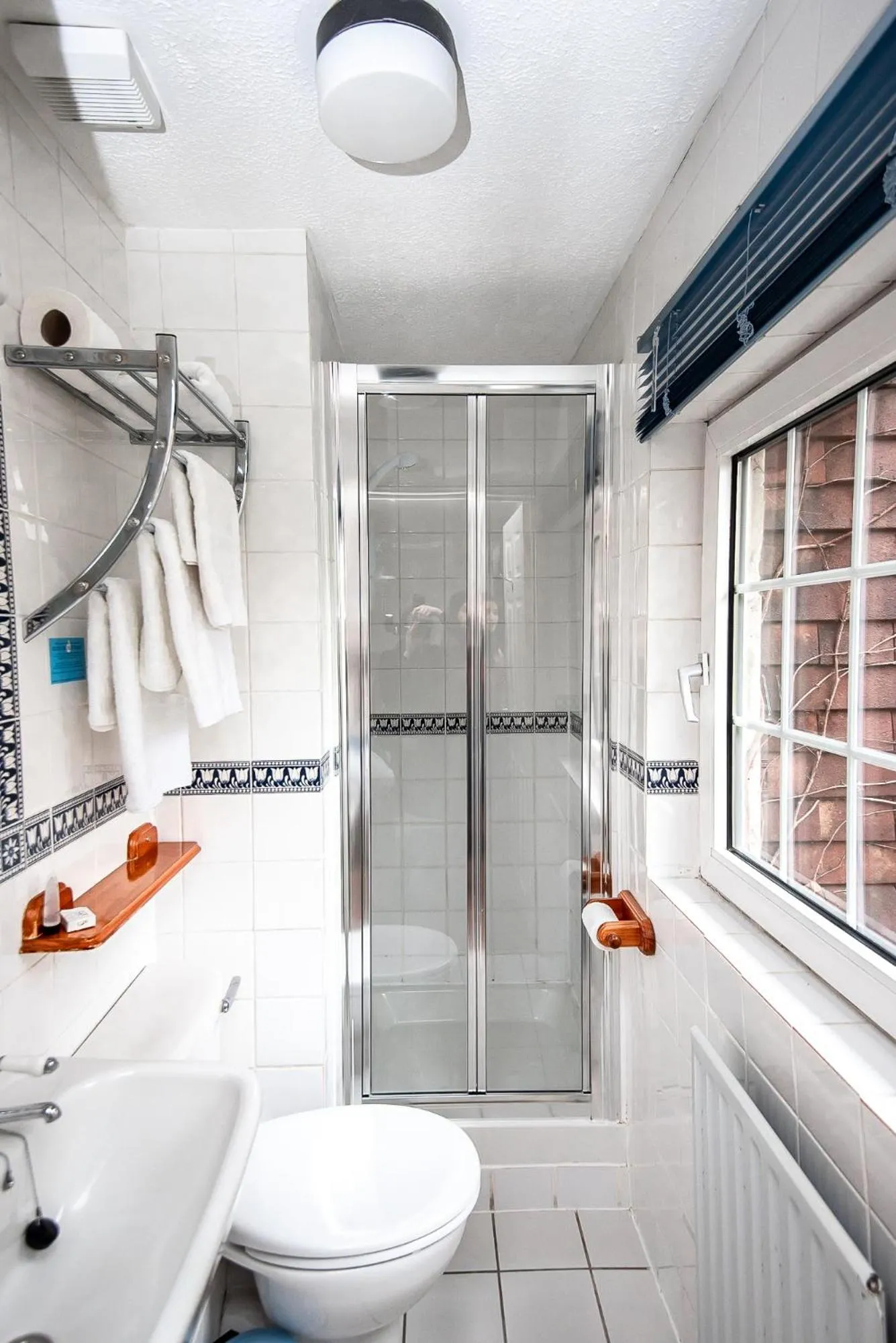 Shower in Trivelles Waterhall Country Gatwick Hotel & airport parking