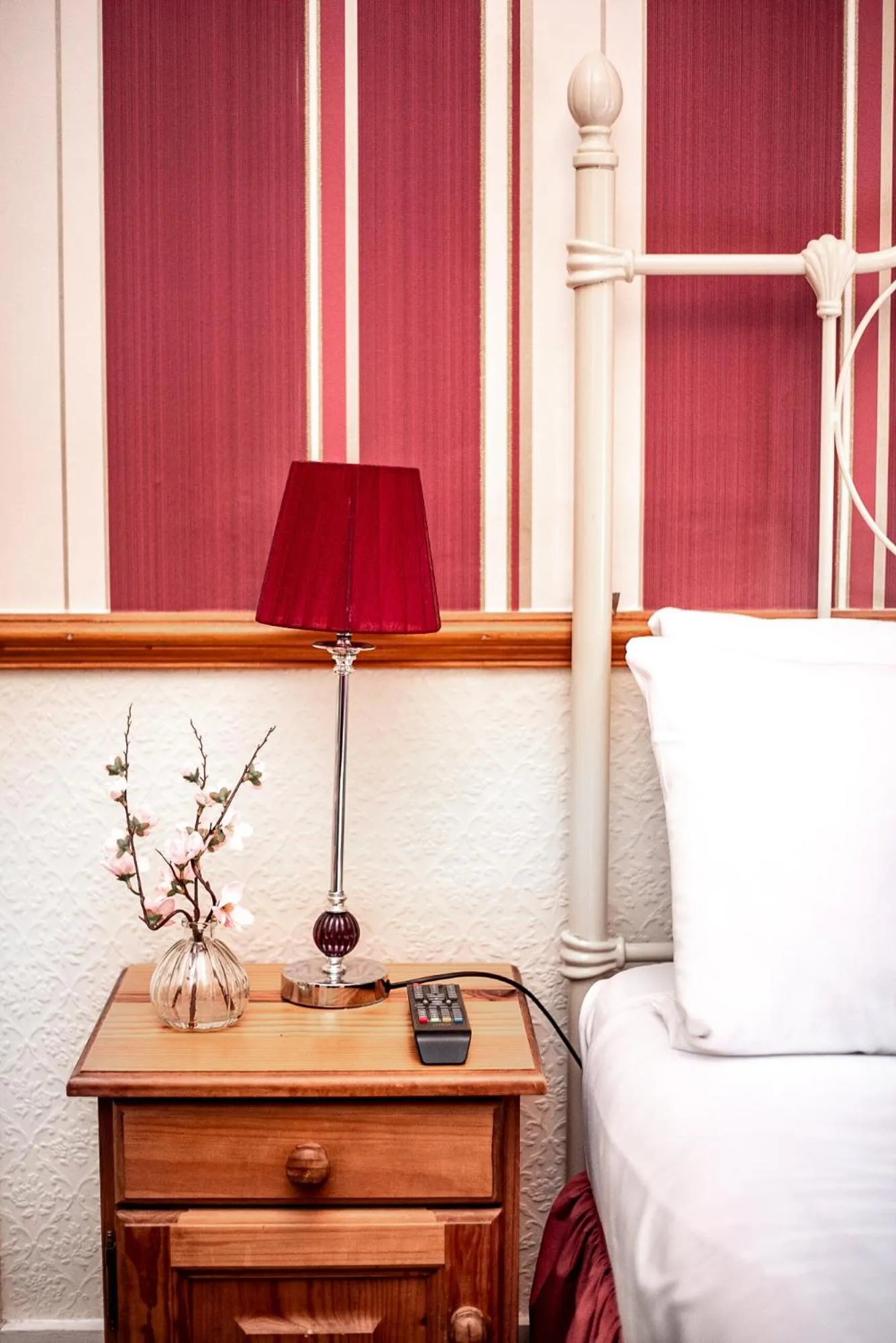 Bed in Trivelles Waterhall Country Gatwick Hotel & airport parking