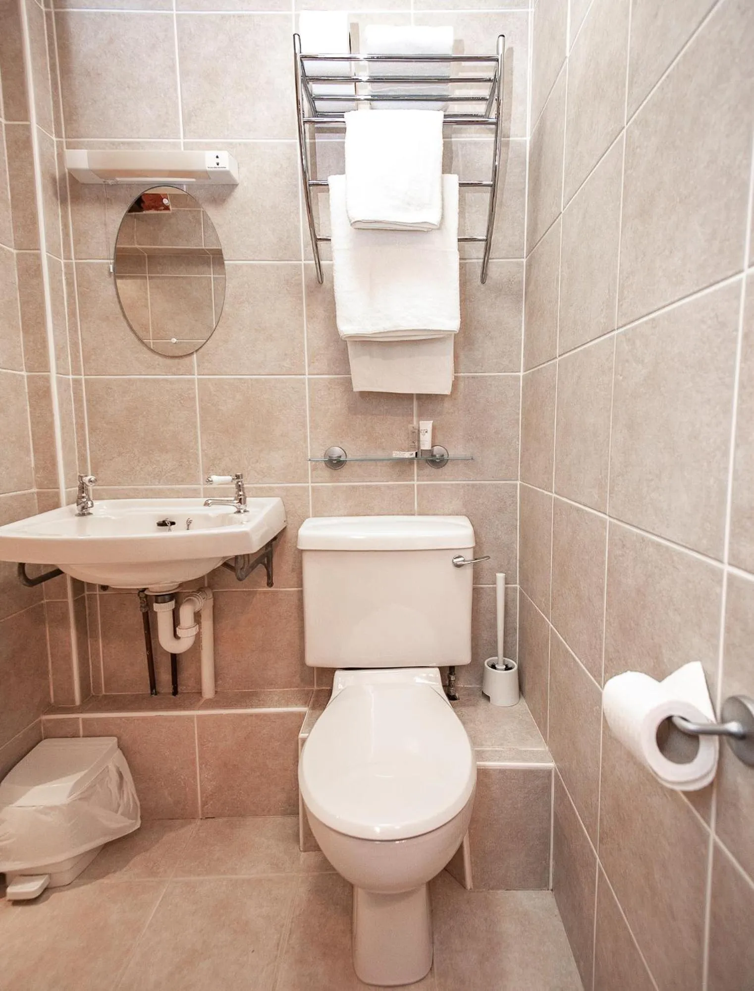 Toilet in Trivelles Waterhall Country Gatwick Hotel & airport parking