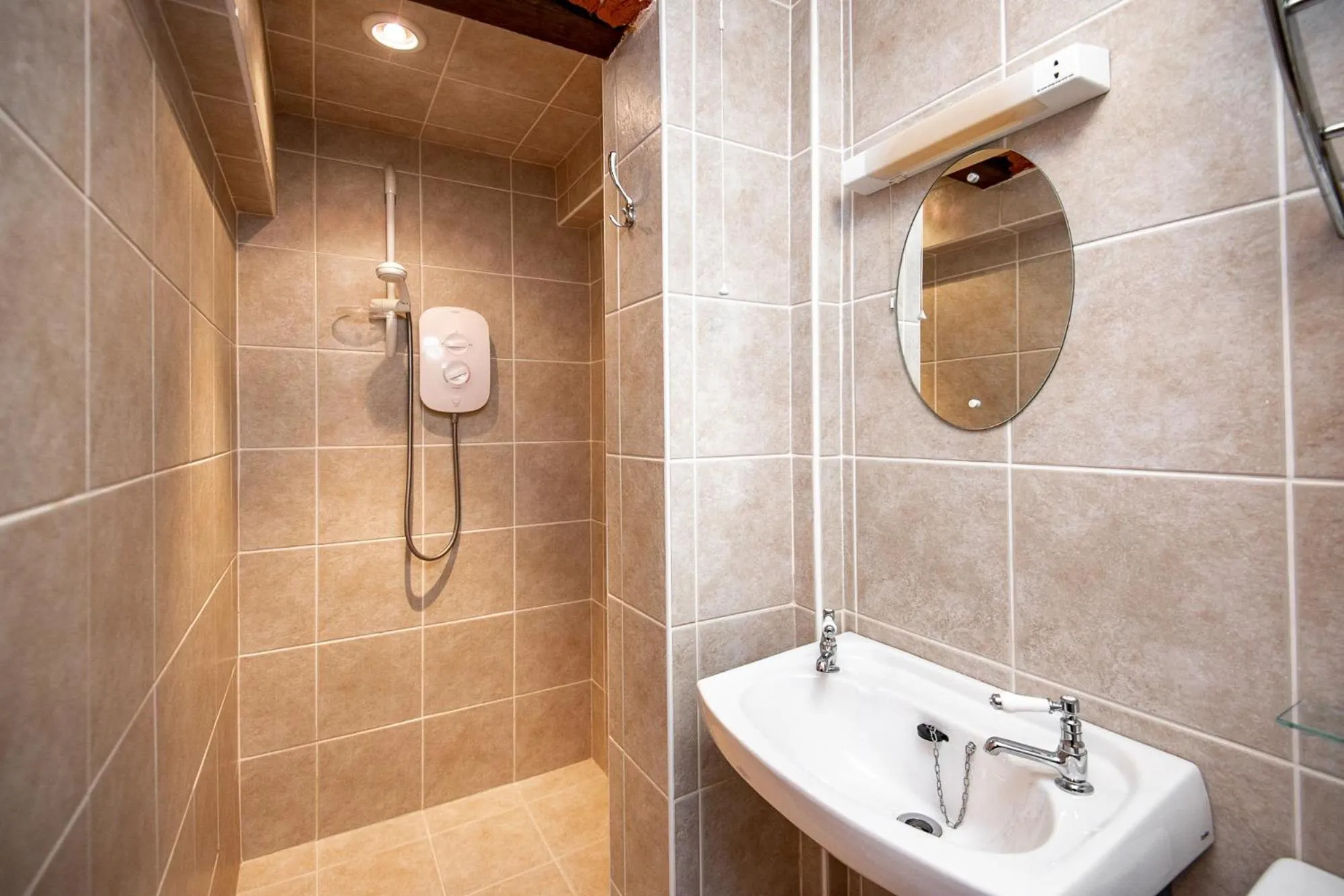 Shower in Trivelles Waterhall Country Gatwick Hotel & airport parking