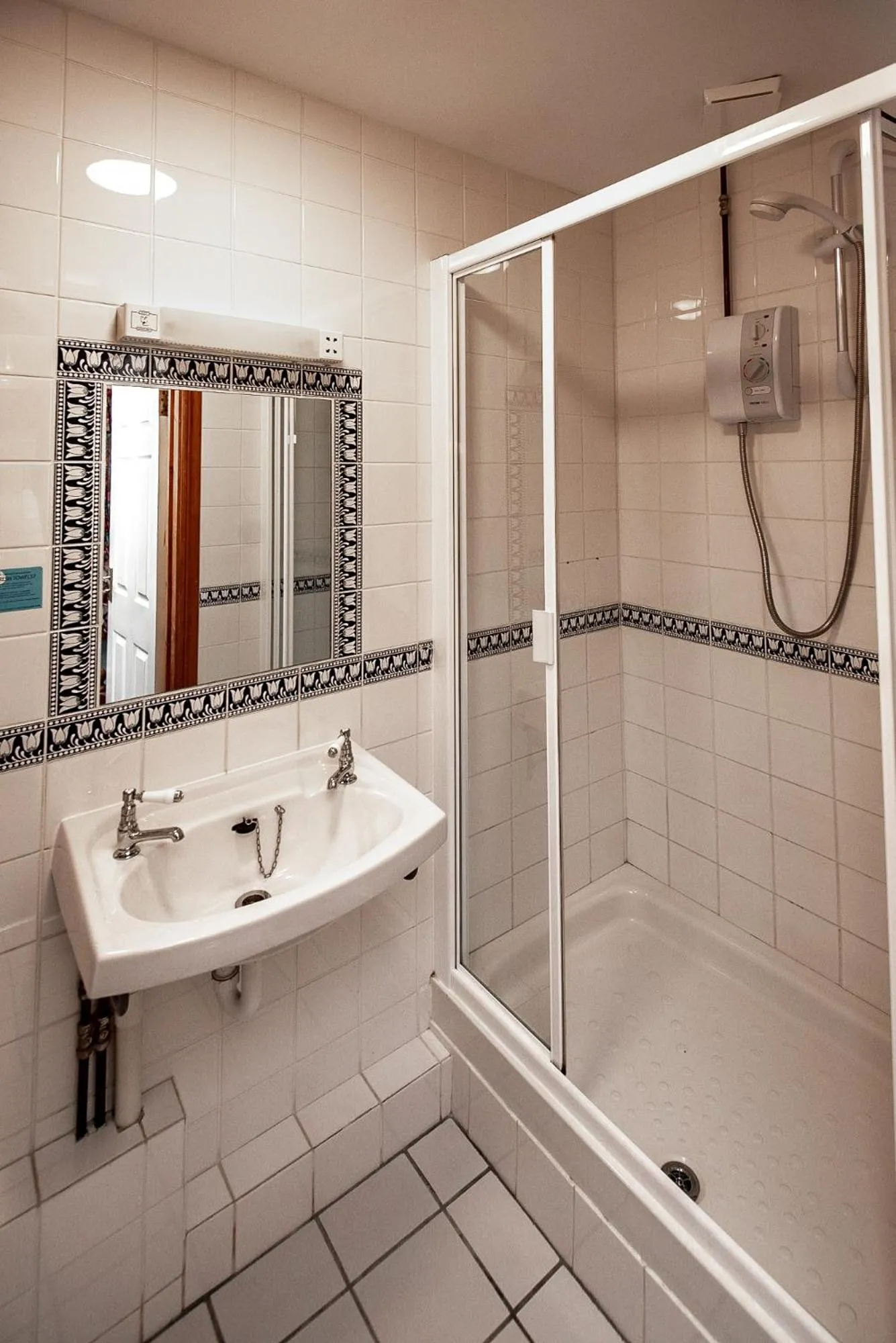 Shower in Trivelles Waterhall Country Gatwick Hotel & airport parking