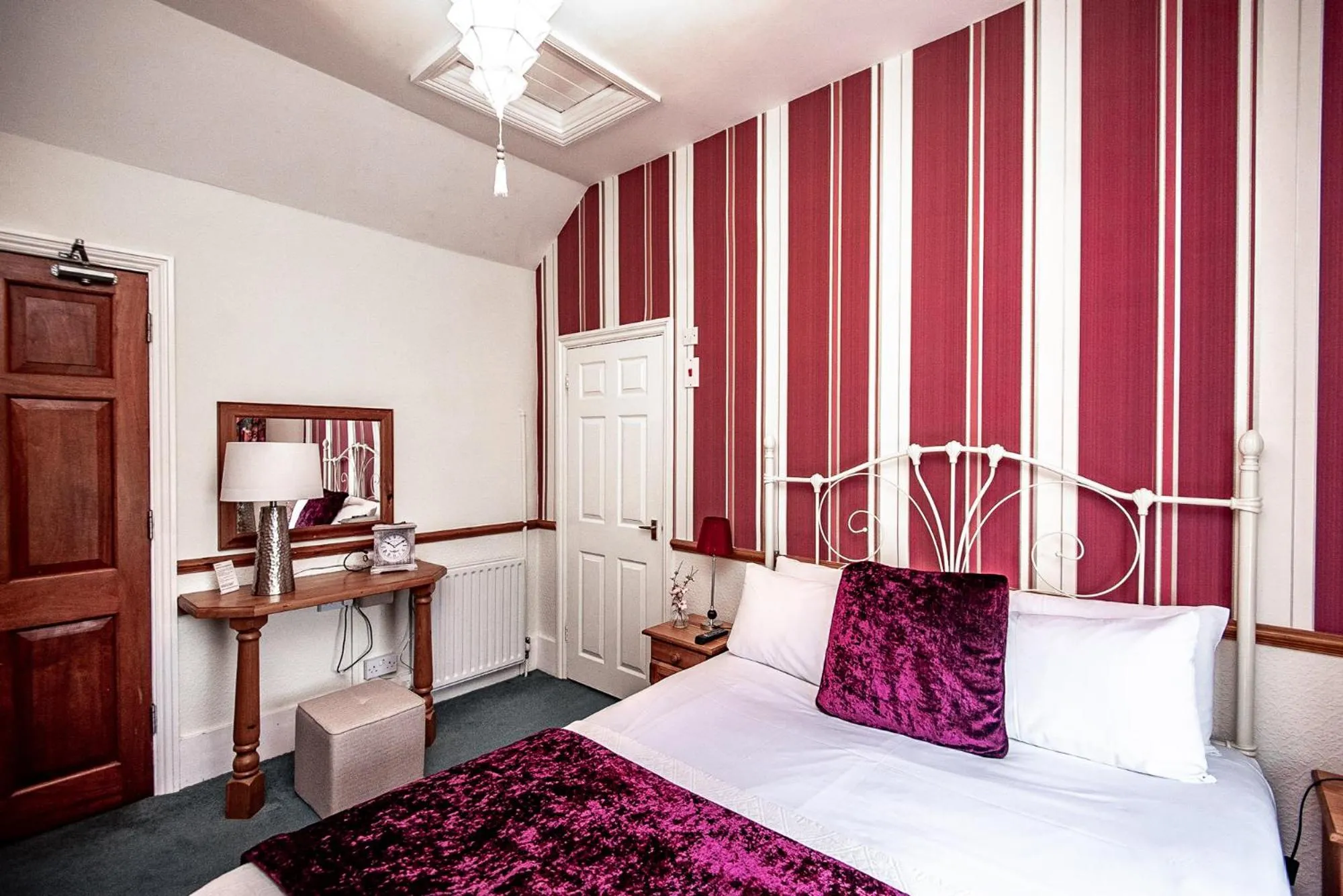 Bed in Trivelles Waterhall Country Gatwick Hotel & airport parking
