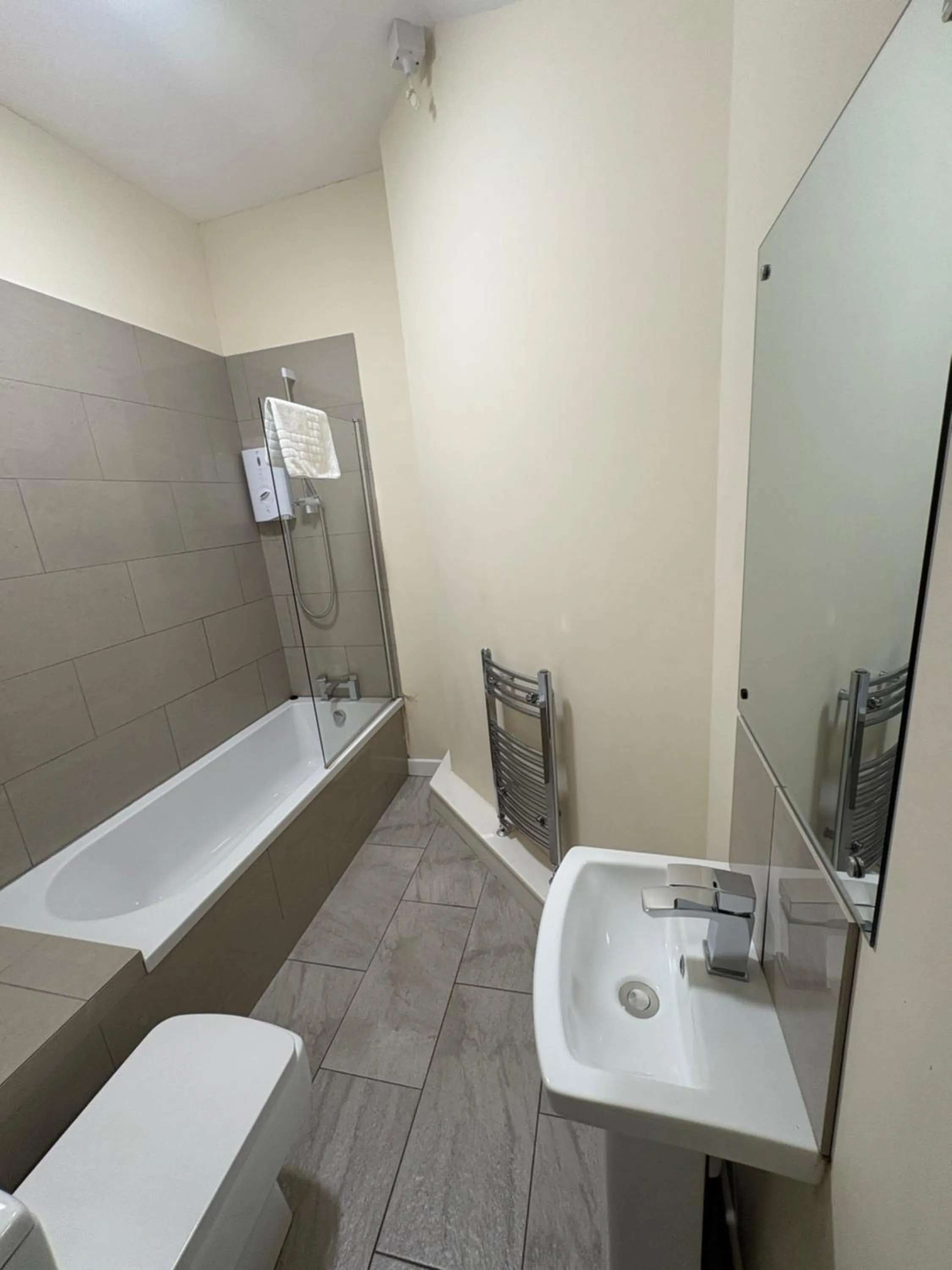 Bathroom in Trivelles Waterhall Country Gatwick Hotel & airport parking