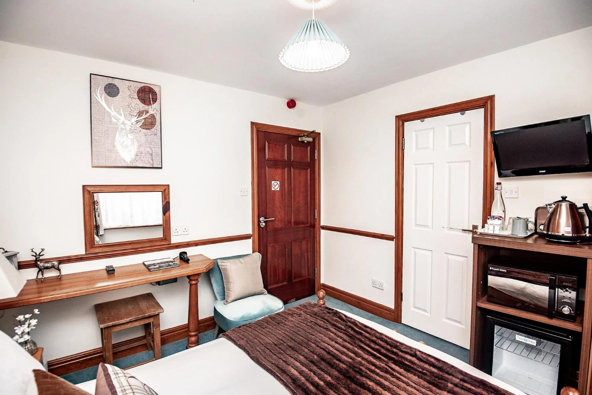 TV and multimedia in Trivelles Waterhall Country Gatwick Hotel & airport parking