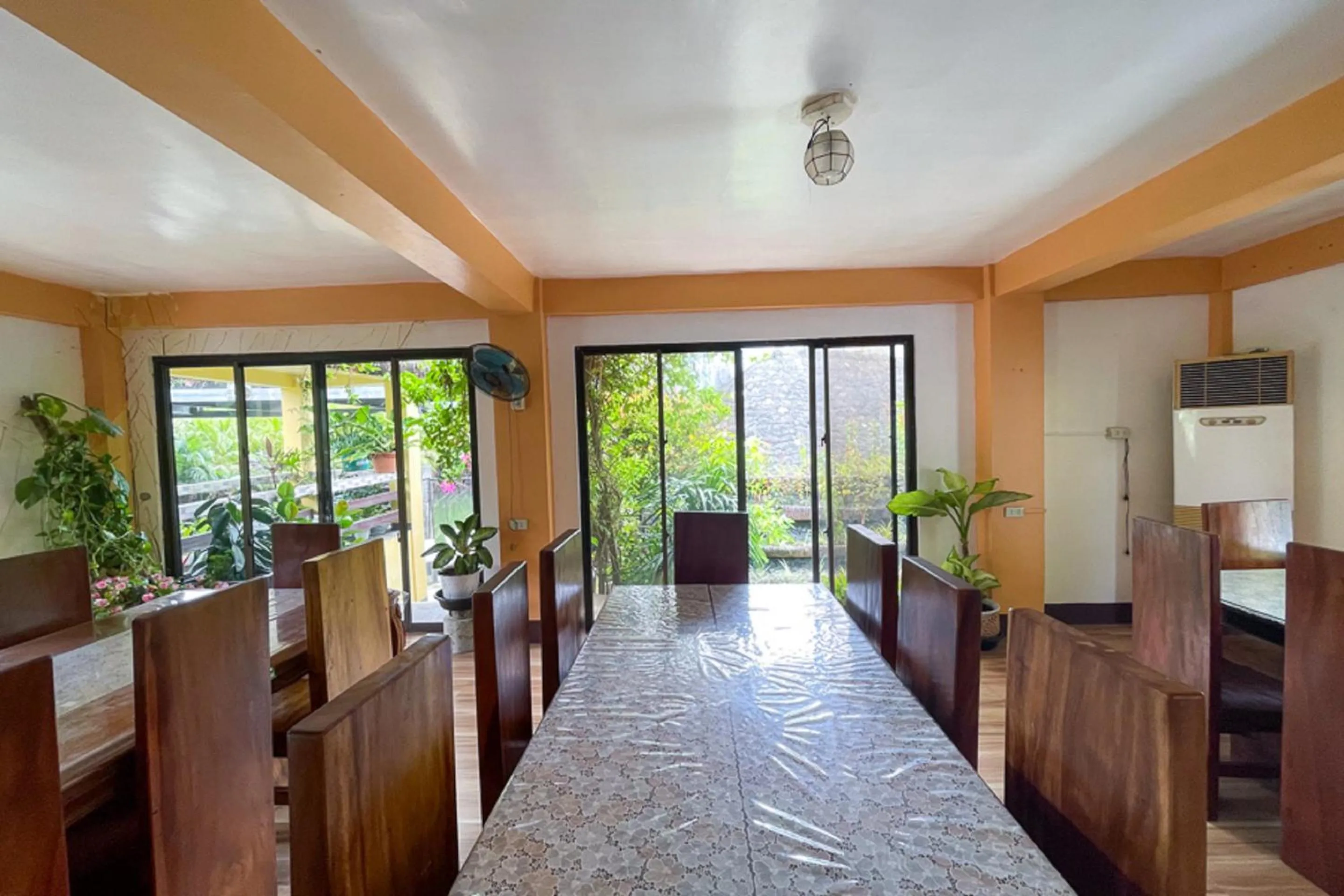 Dining area in Isla Virginia Pantalan