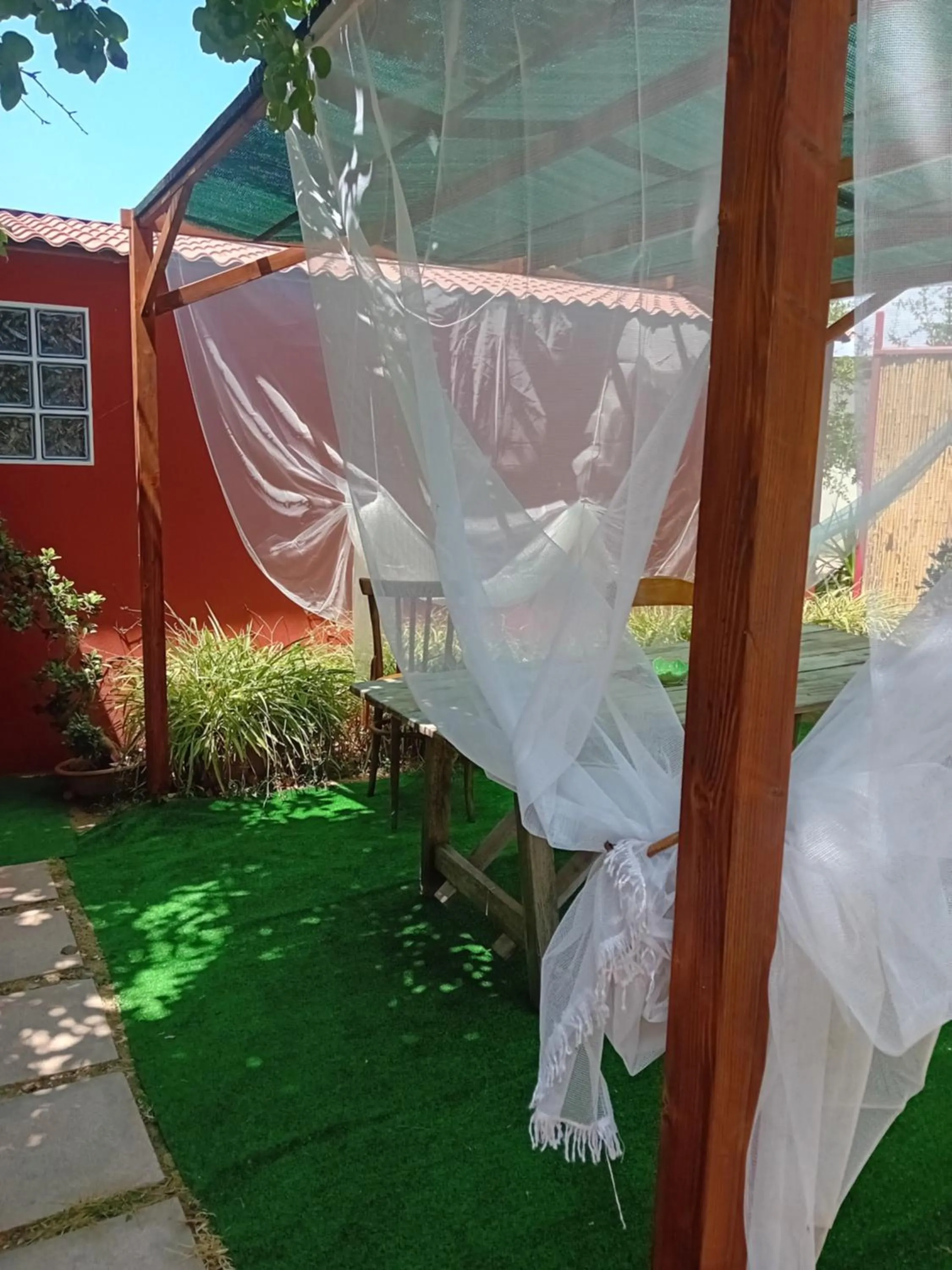 Garden view in casa di campagna dal pozzo