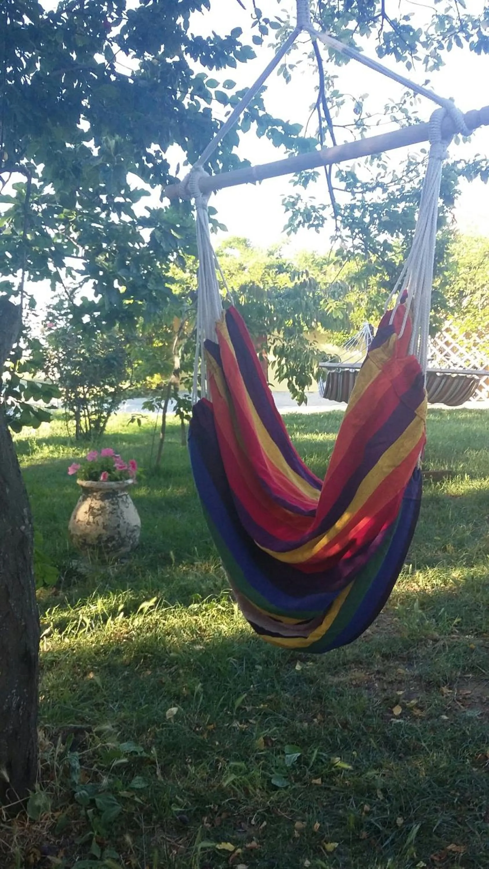Garden view in casa di campagna dal pozzo