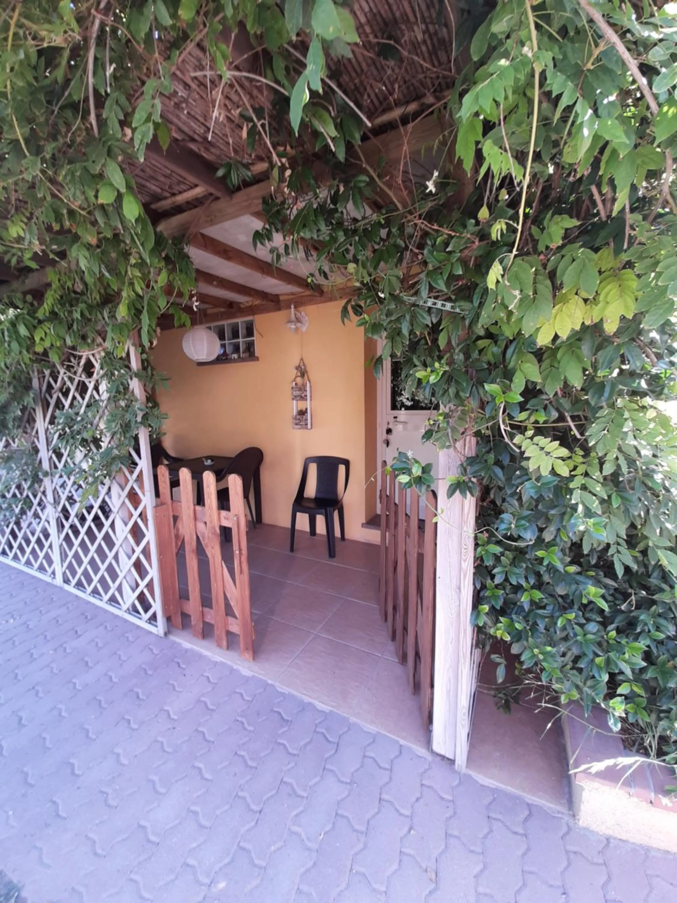 Patio in casa di campagna dal pozzo