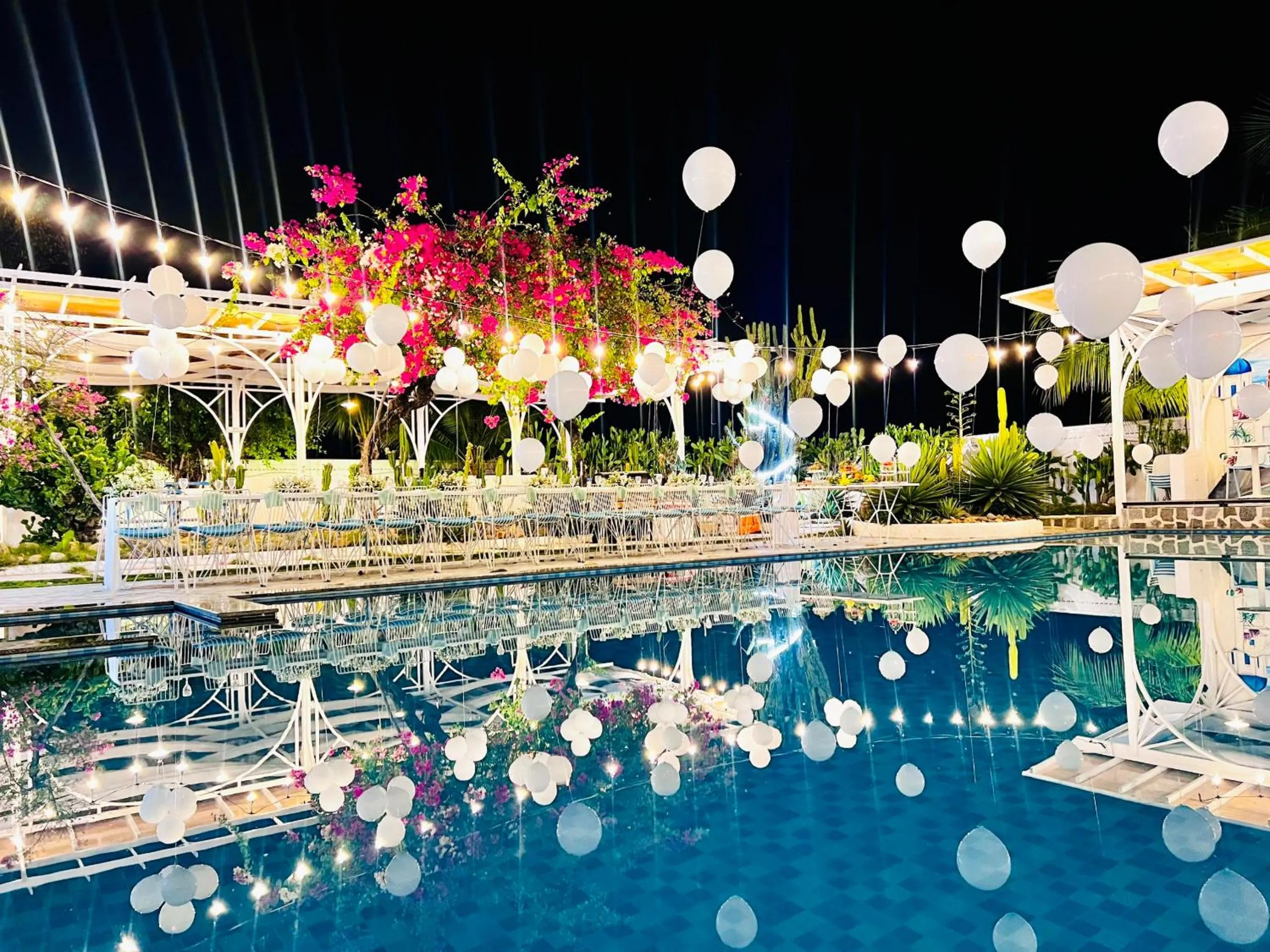 BBQ facilities in Santorini Villa Cam Ranh