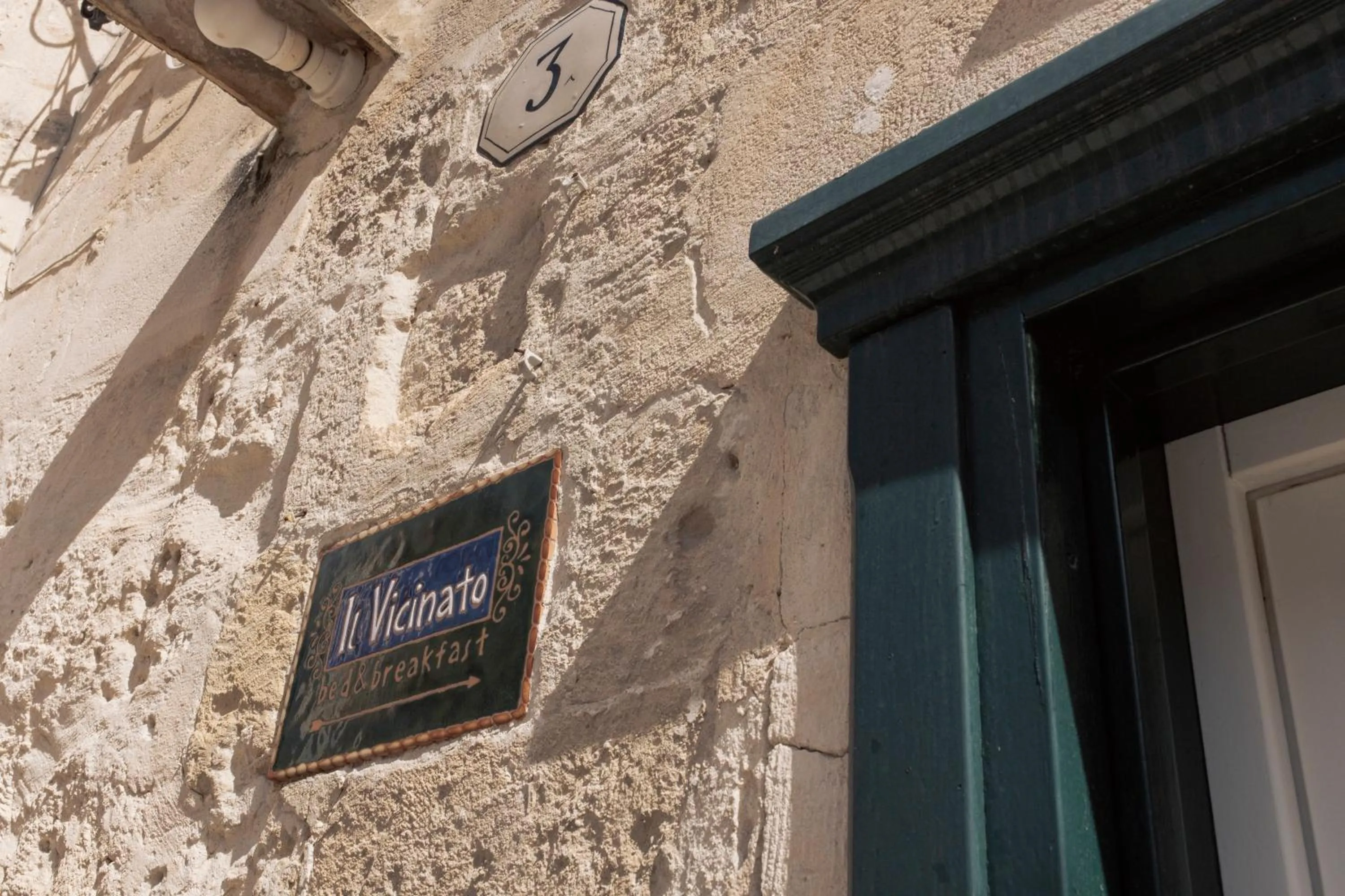 Property logo or sign in Il Vicinato, casa vacanza immersa nel cuore dei Sassi