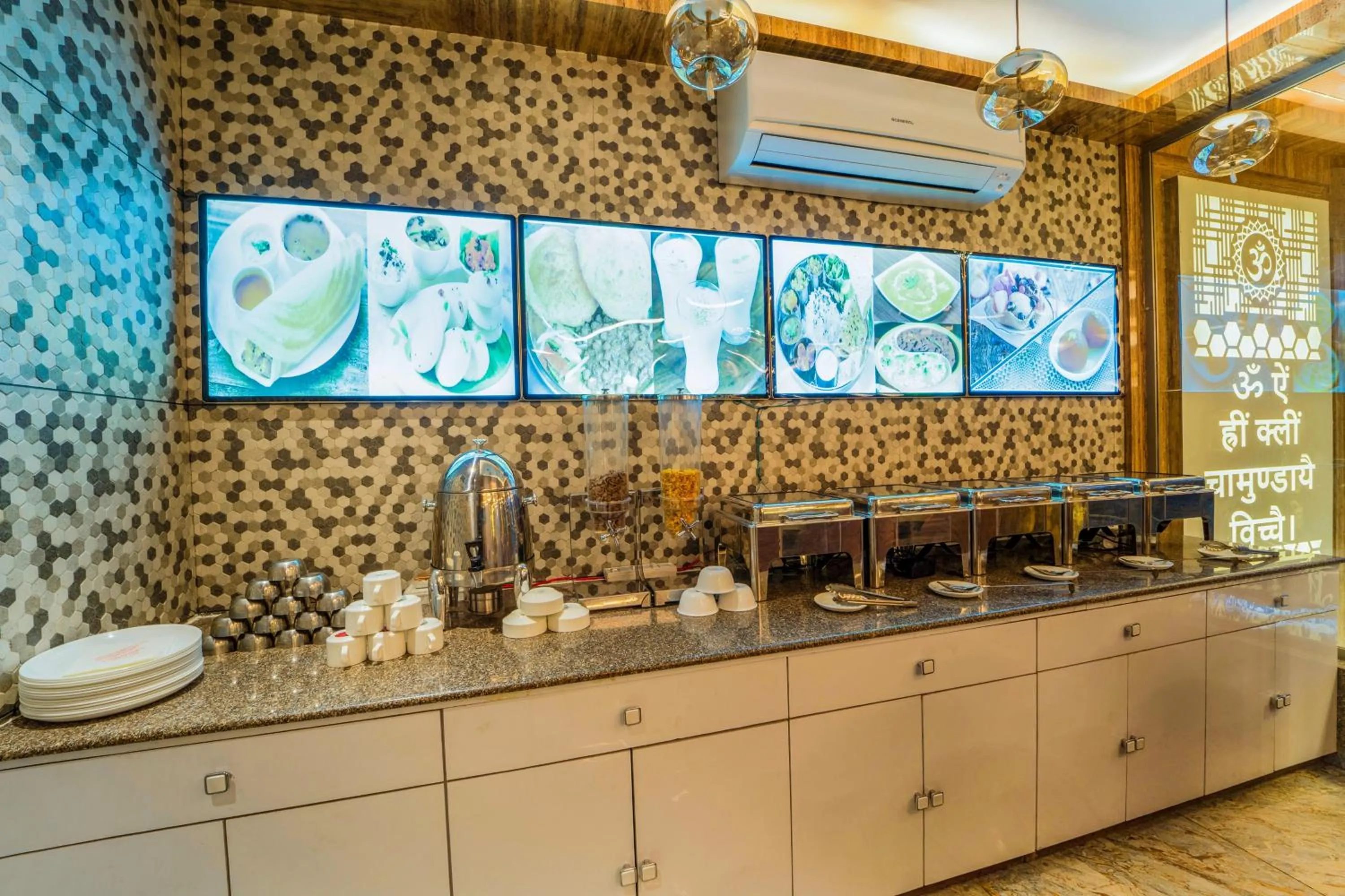 TV and multimedia in Hotel The Grand Dewan