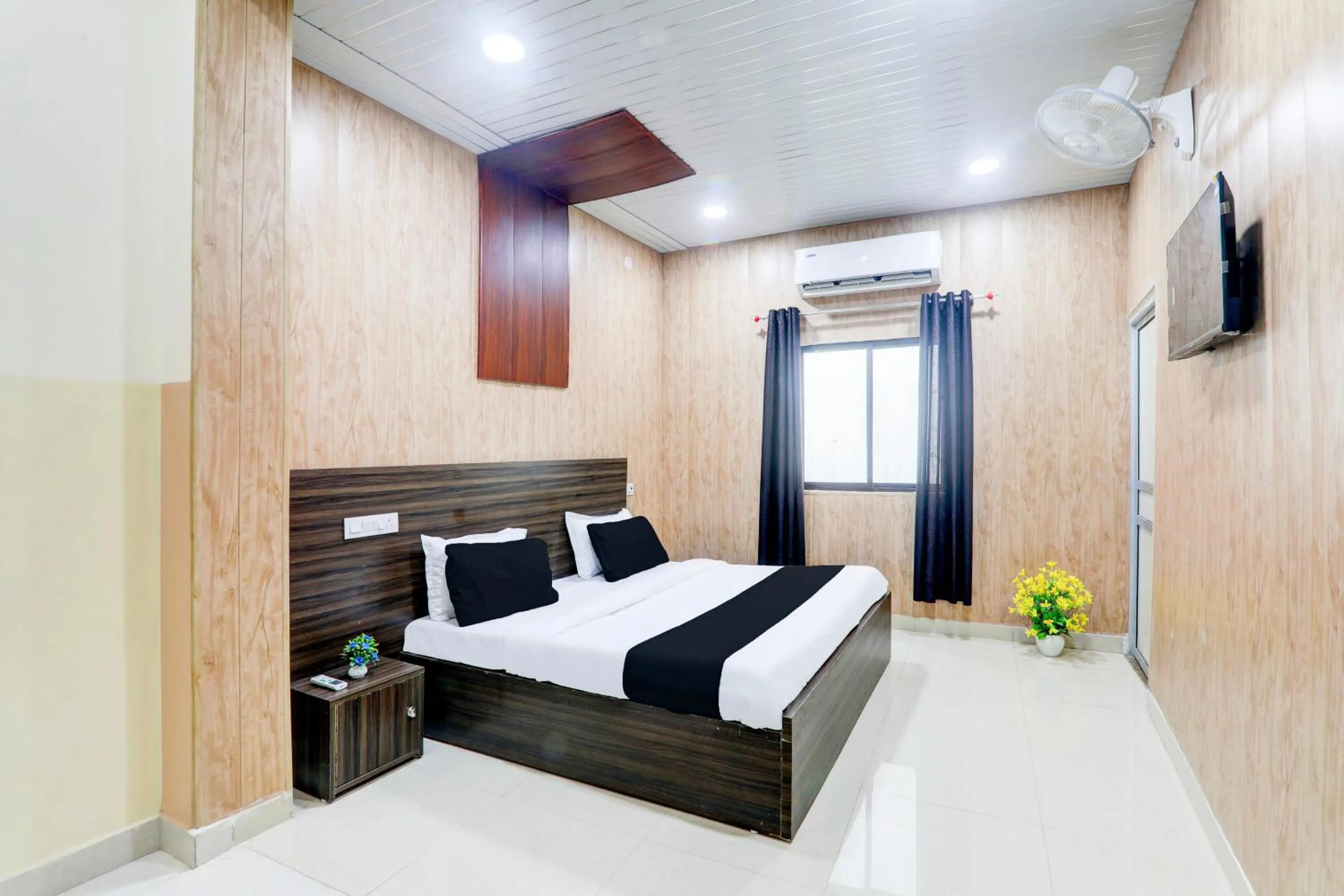 Bedroom, Bed in Super Hotel O SSK Hotel