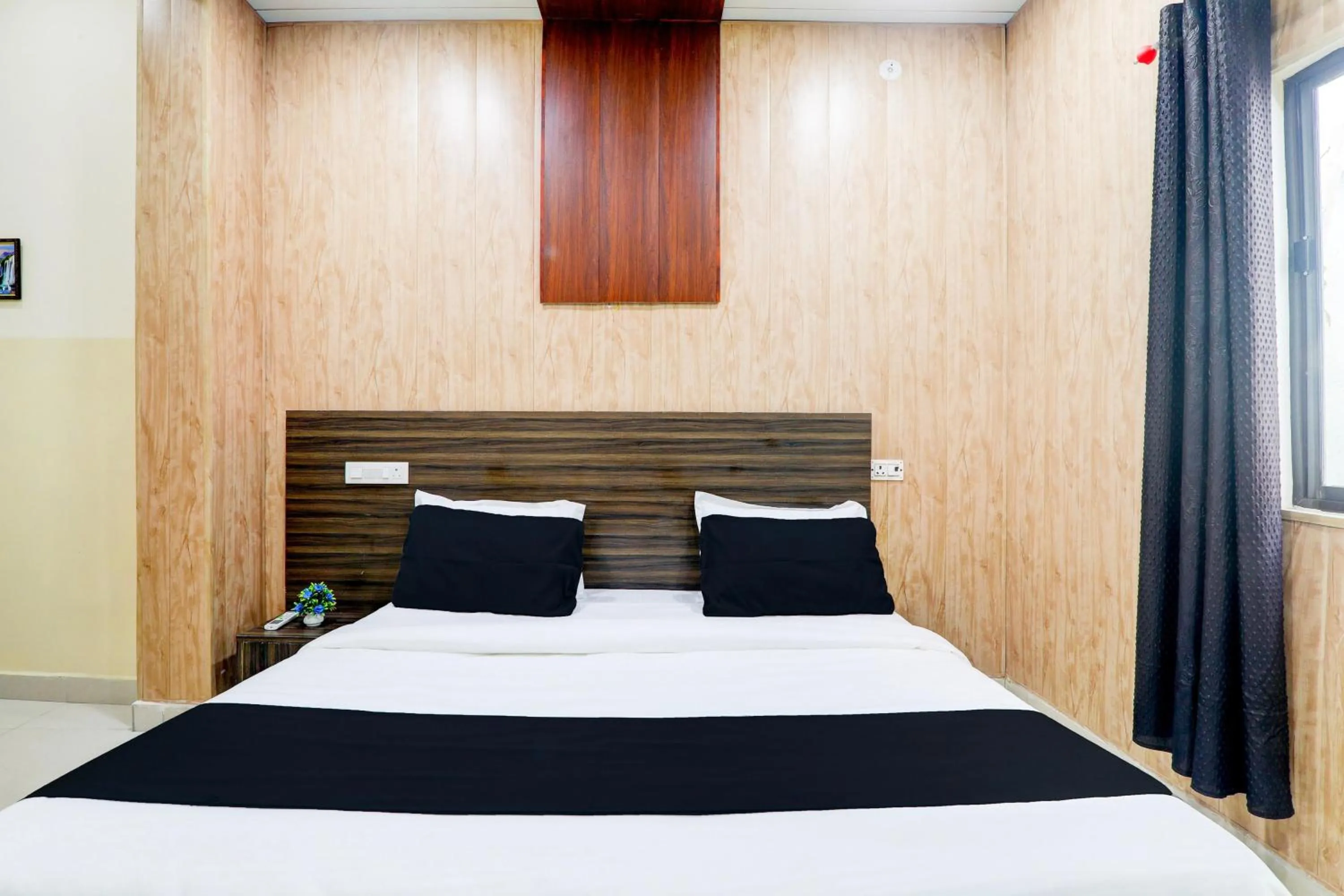 Bedroom, Bed in Super Hotel O SSK Hotel