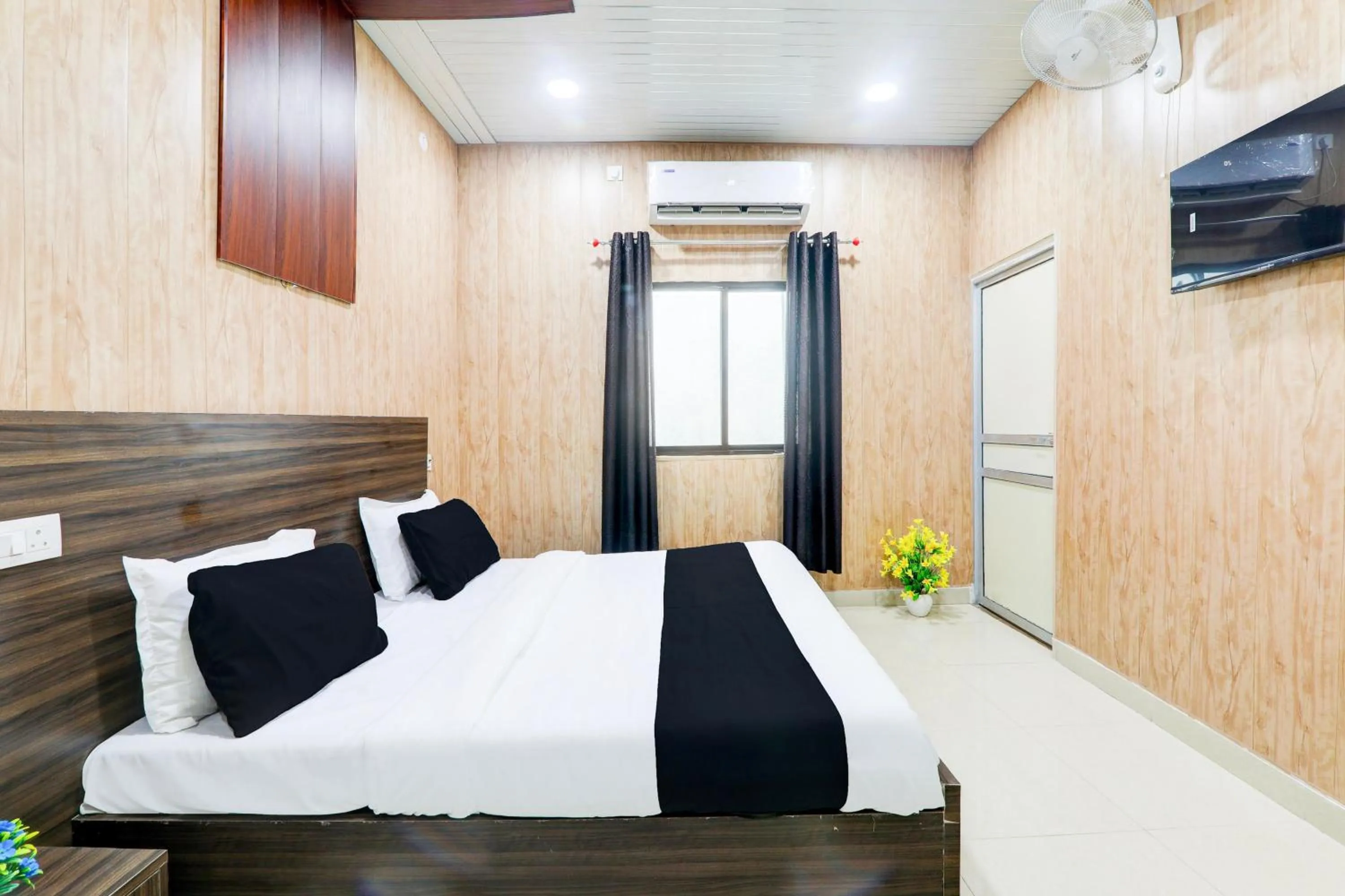 Bedroom, Bed in Super Hotel O SSK Hotel