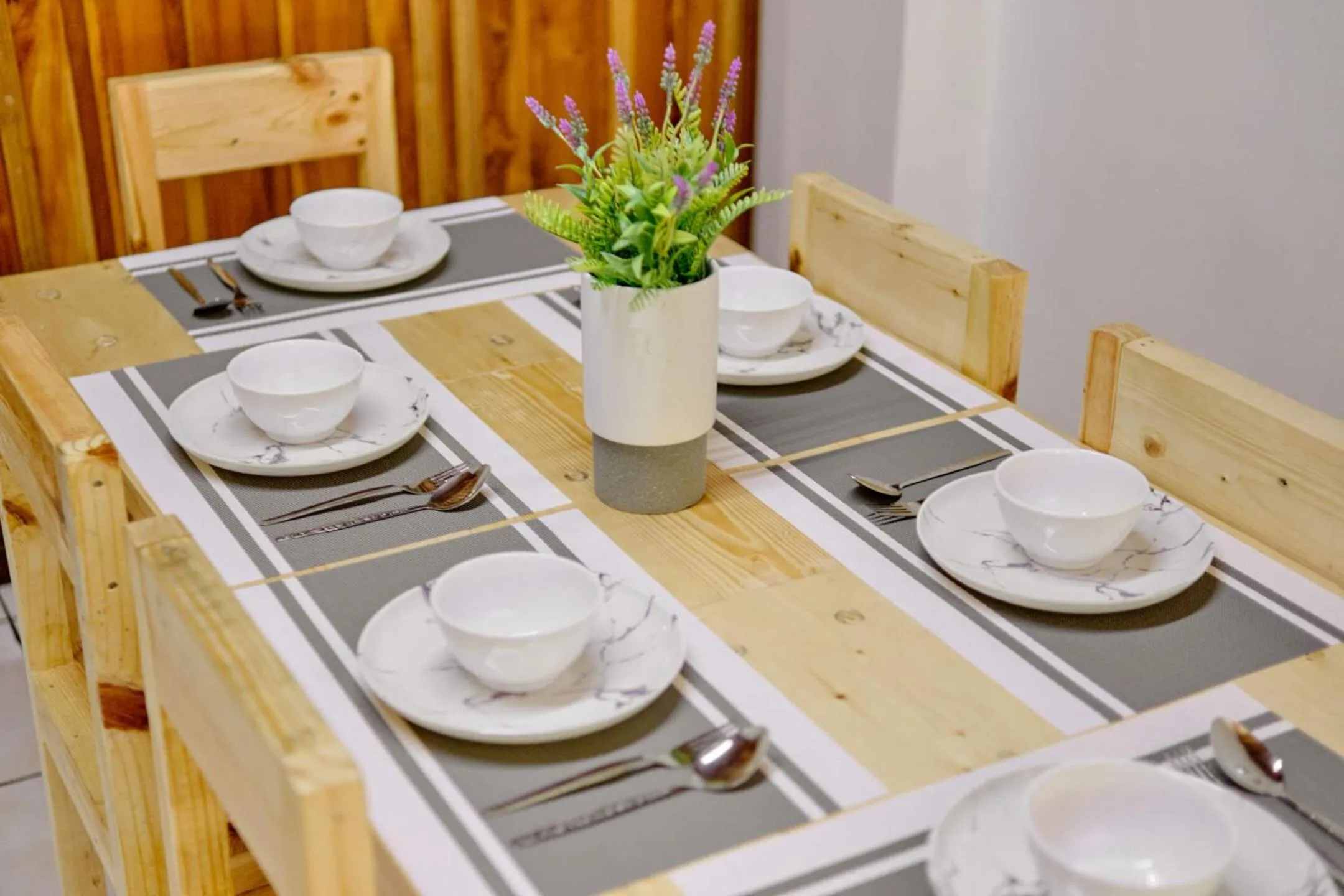Dining area in Pallet Homes - Ledesco