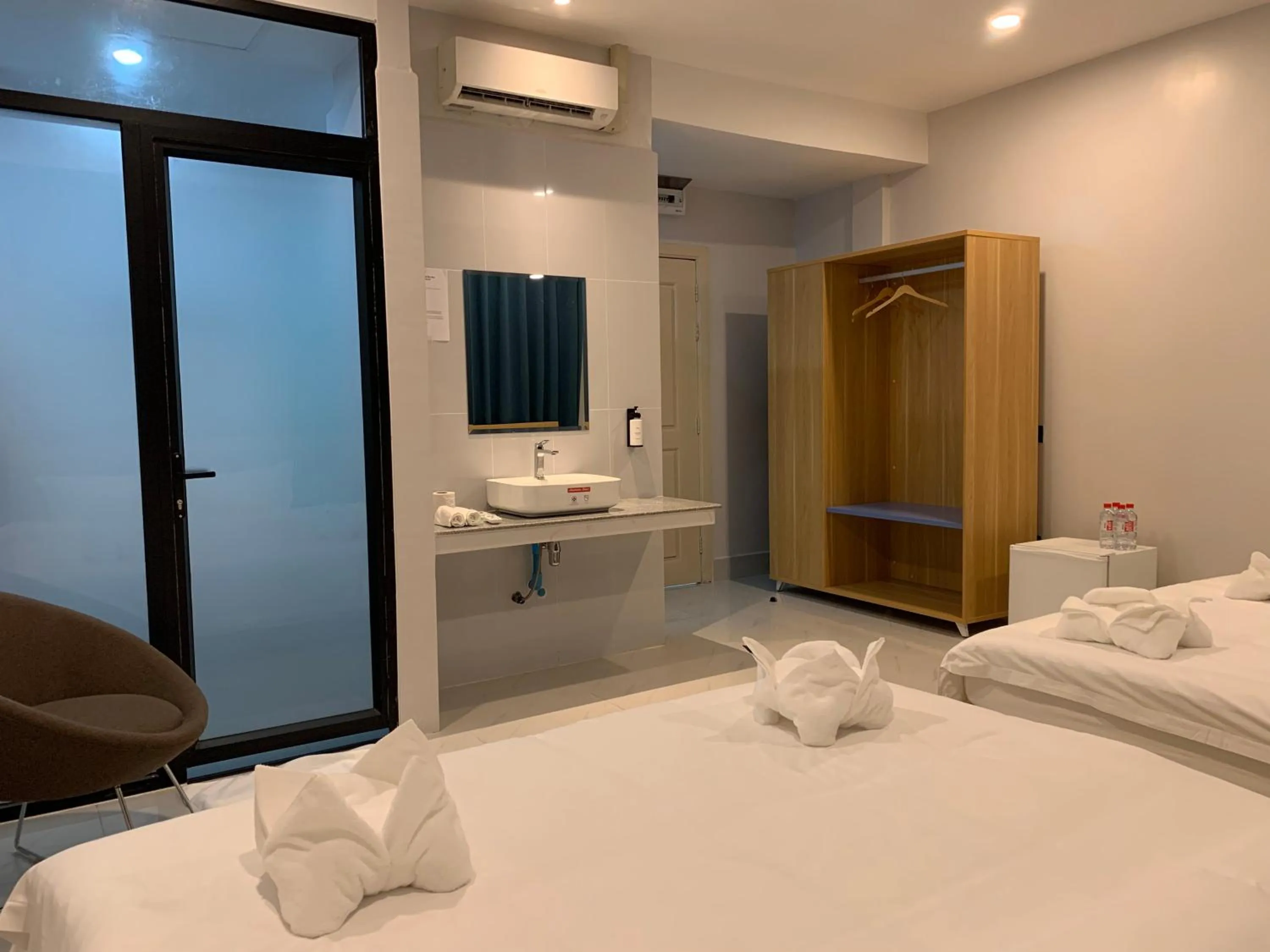 wardrobe, Bed in Nico’s Hotel and SkyBar